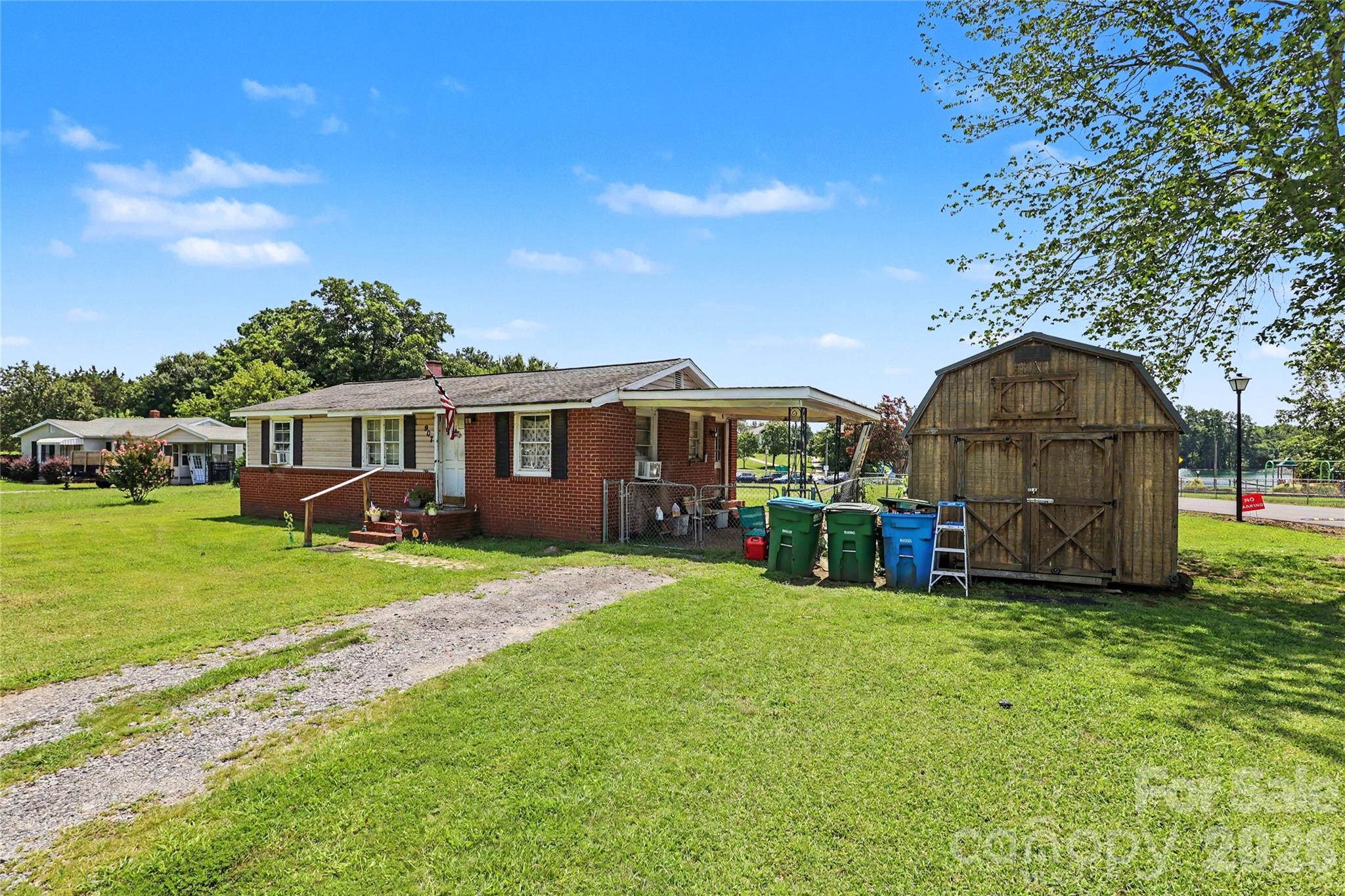 907 Lakeview Drive