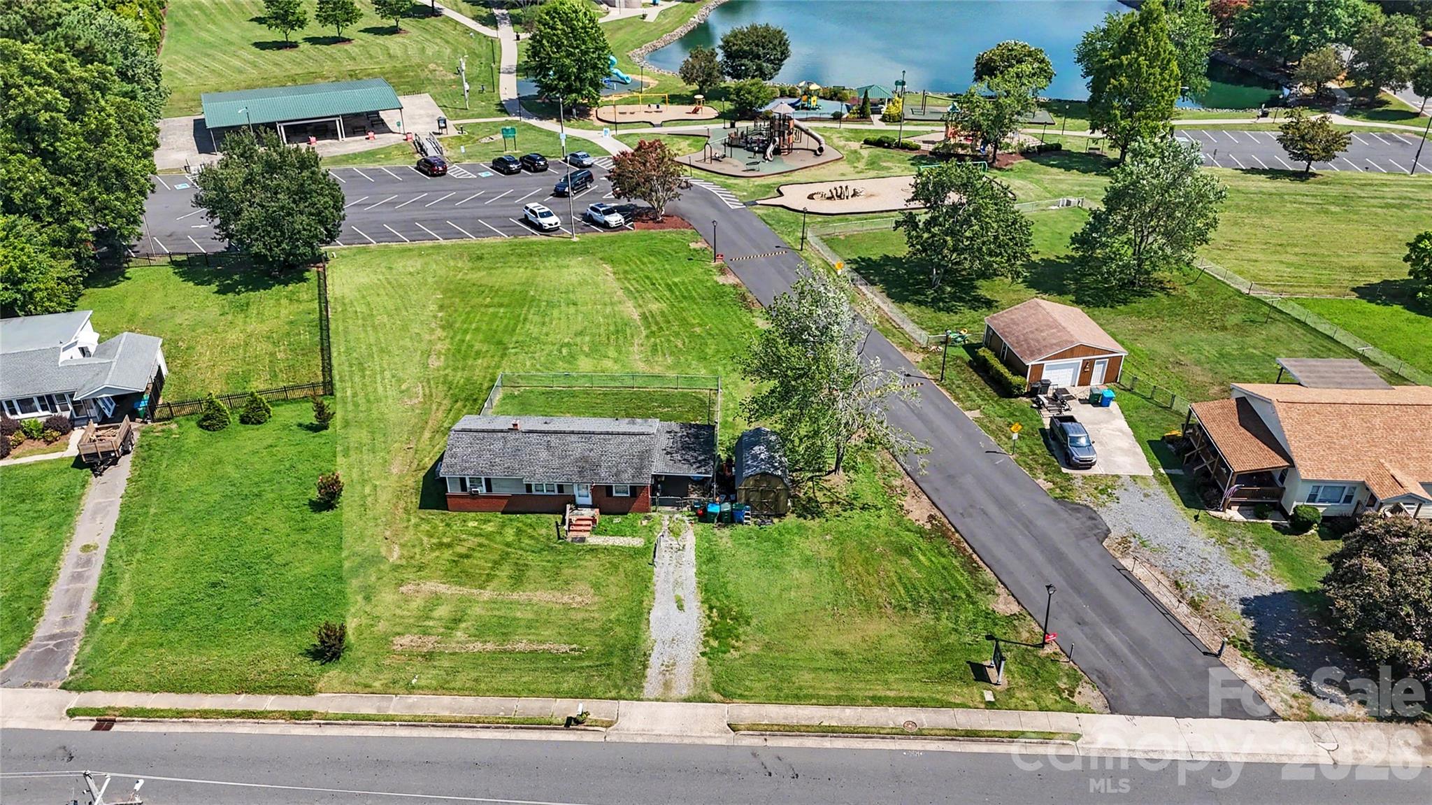 907 Lakeview Drive