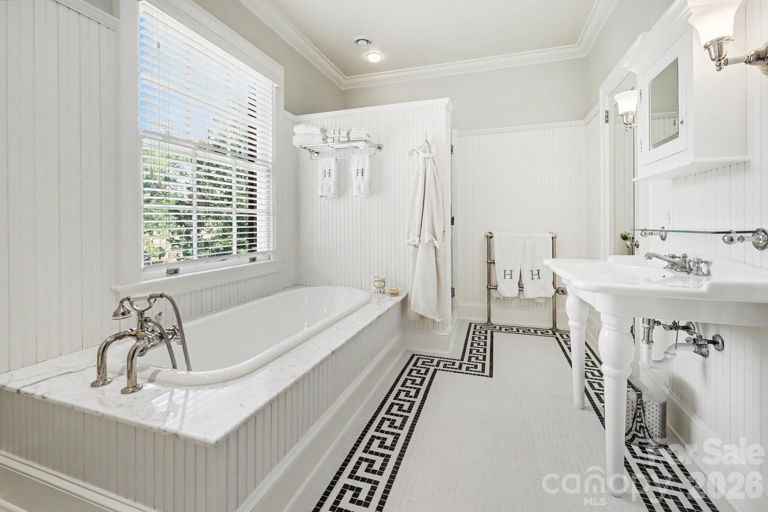 1401 Queens Road W