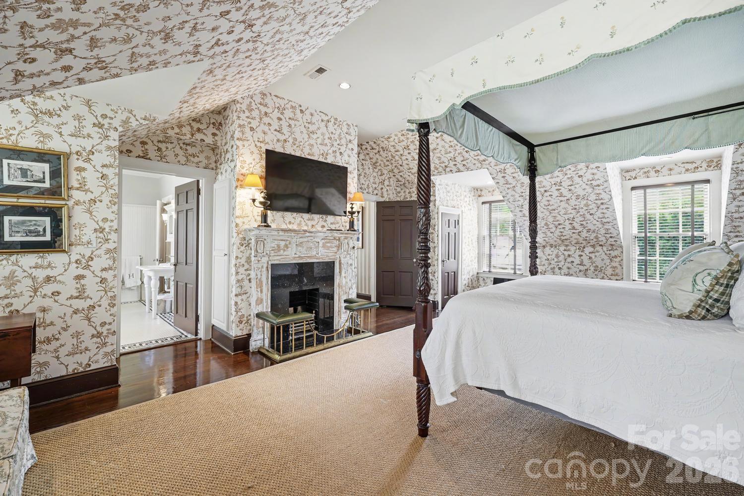 1401 Queens Road W