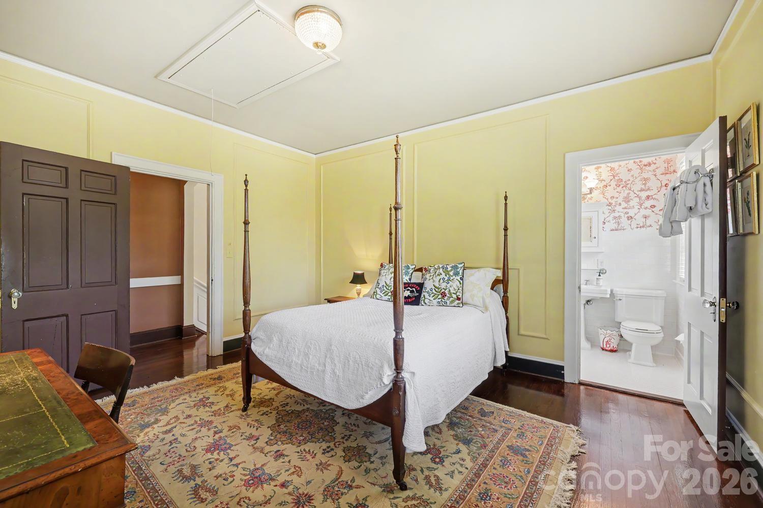 1401 Queens Road W