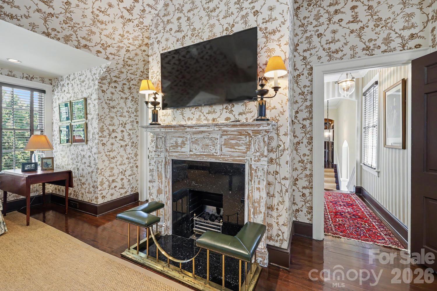 1401 Queens Road W