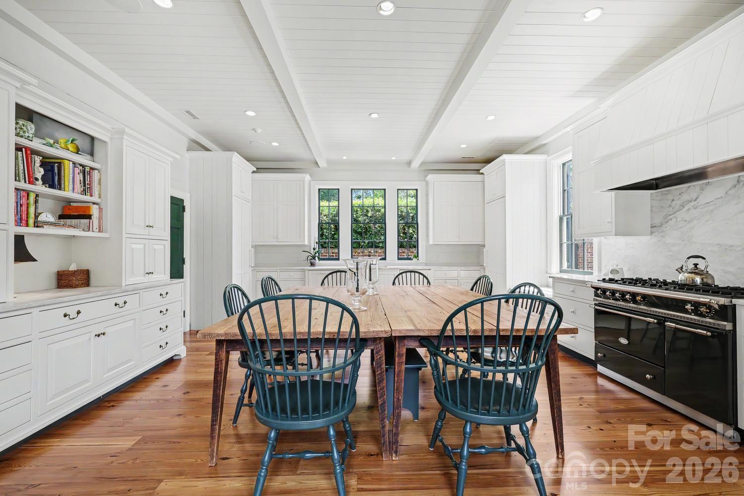 1401 Queens Road W