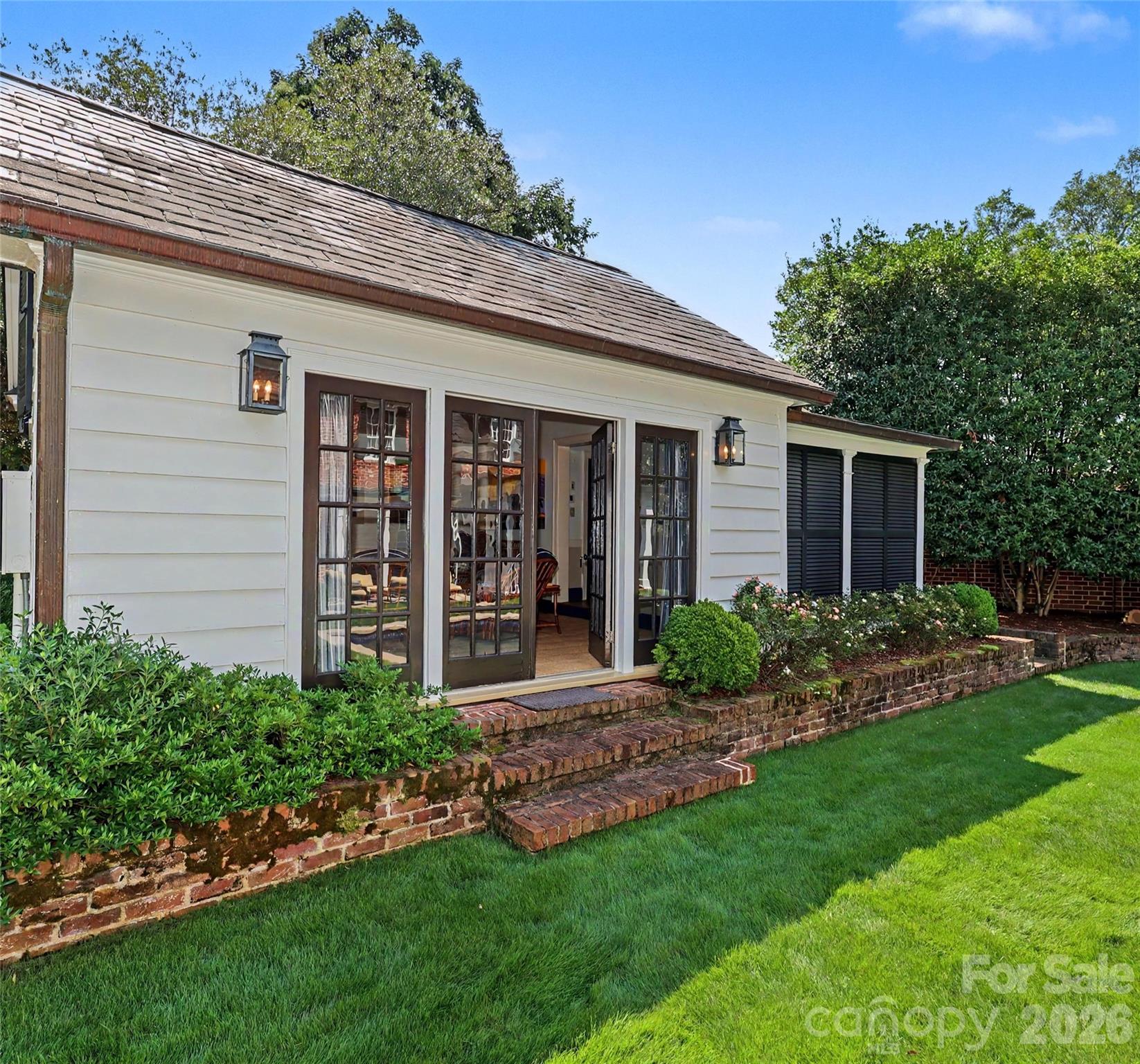1401 Queens Road W