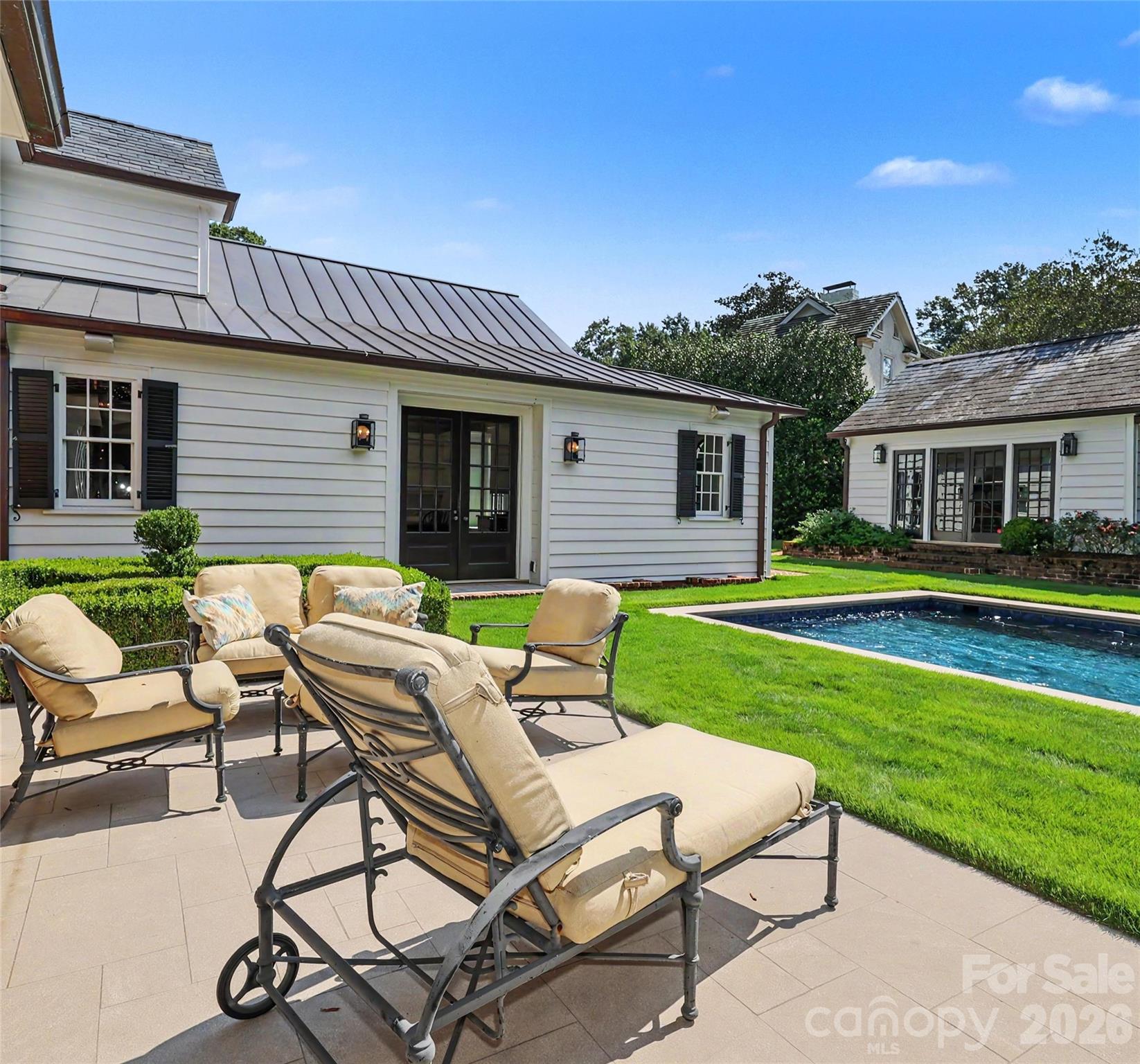 1401 Queens Road W