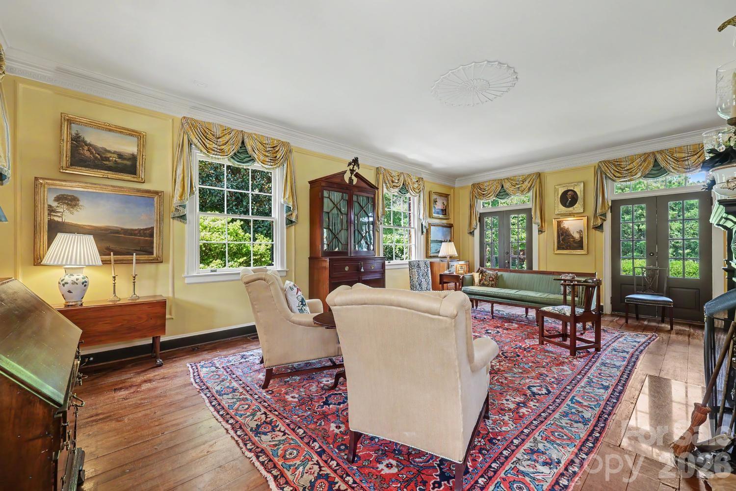 1401 Queens Road W