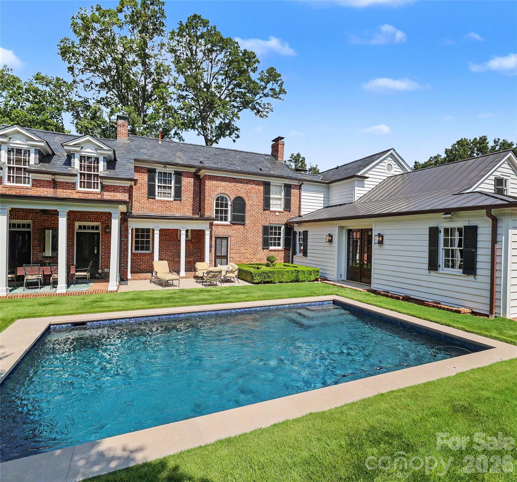 1401 Queens Road W