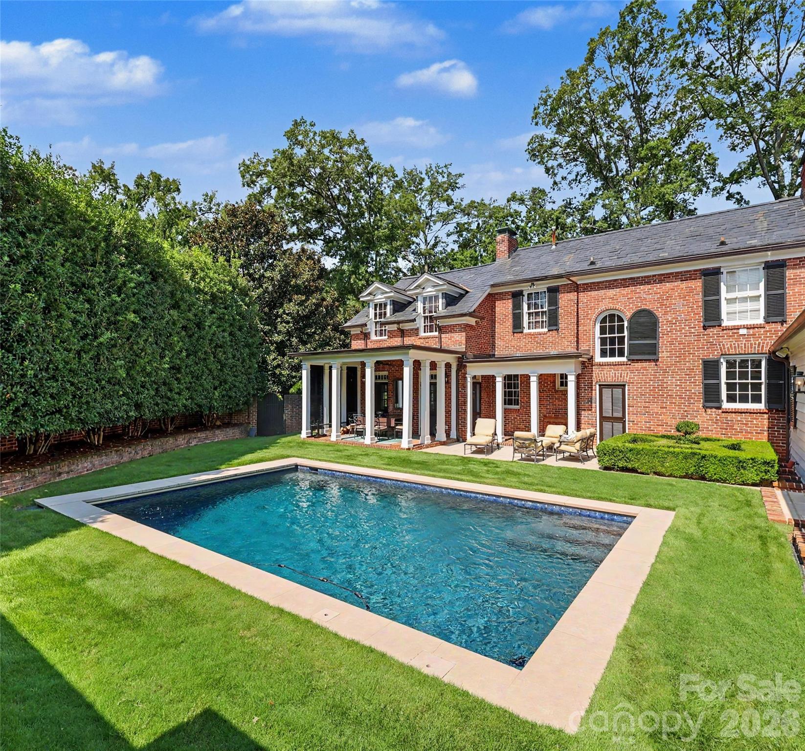 1401 Queens Road W