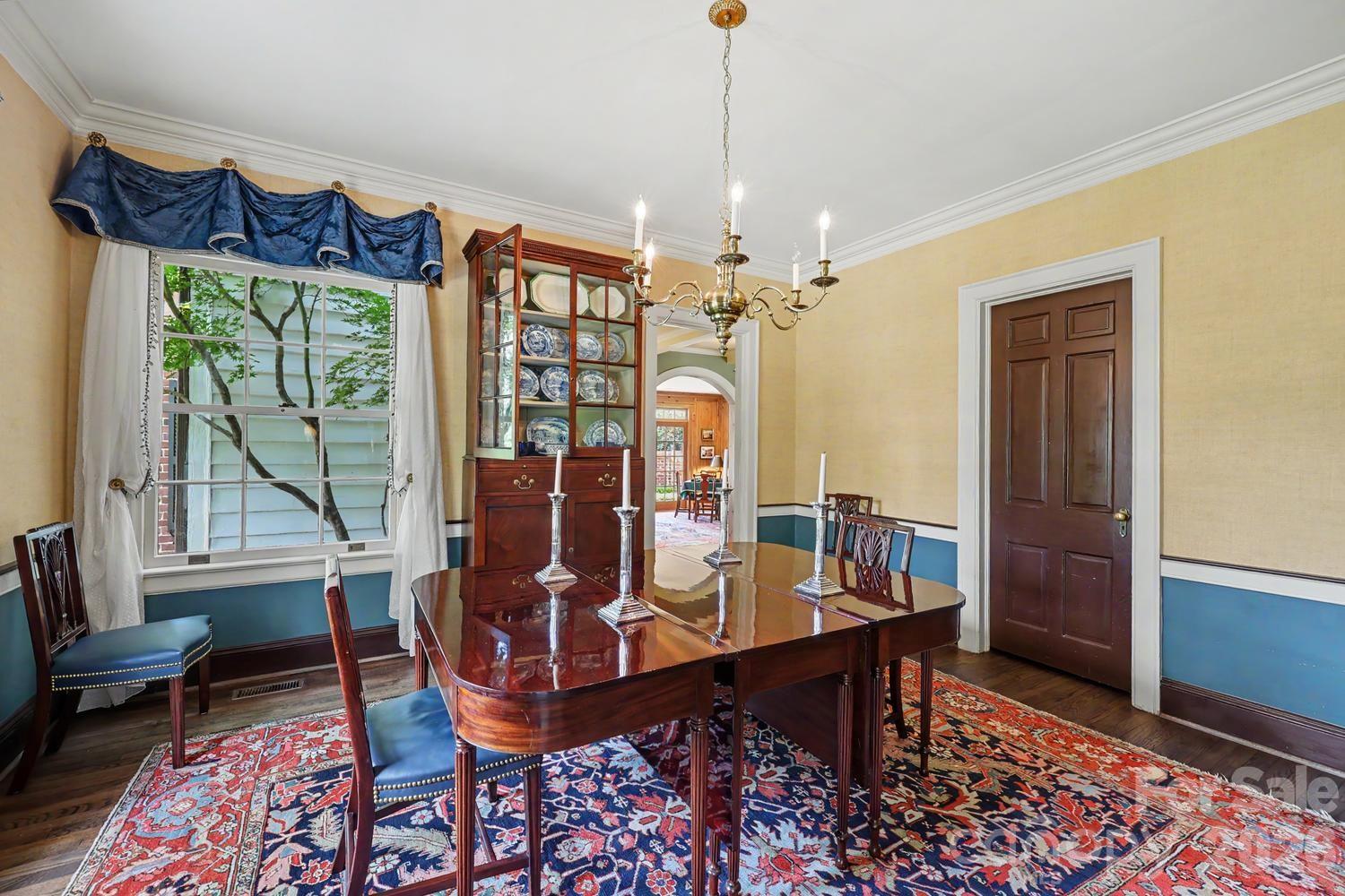 1401 Queens Road W