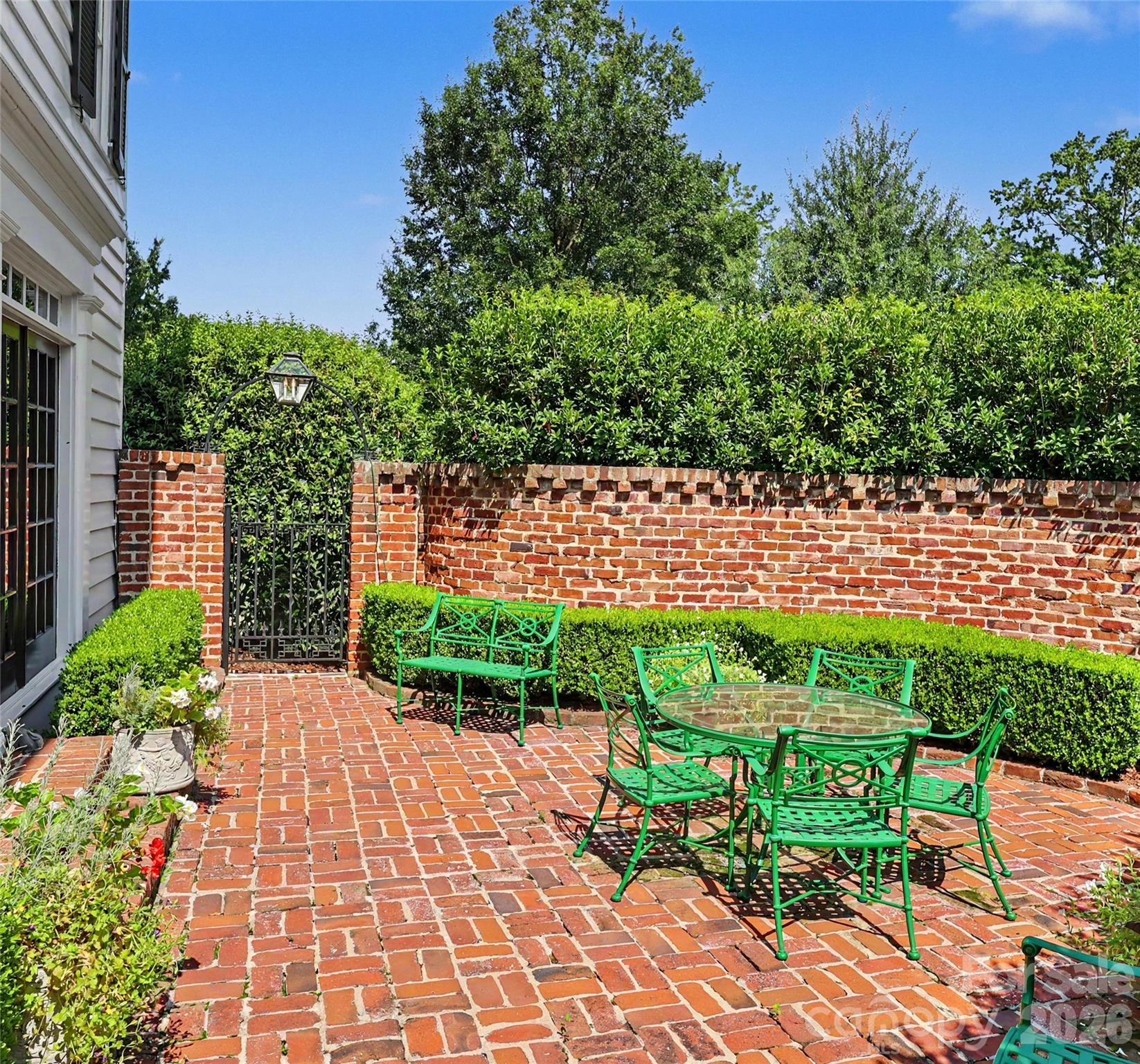1401 Queens Road W