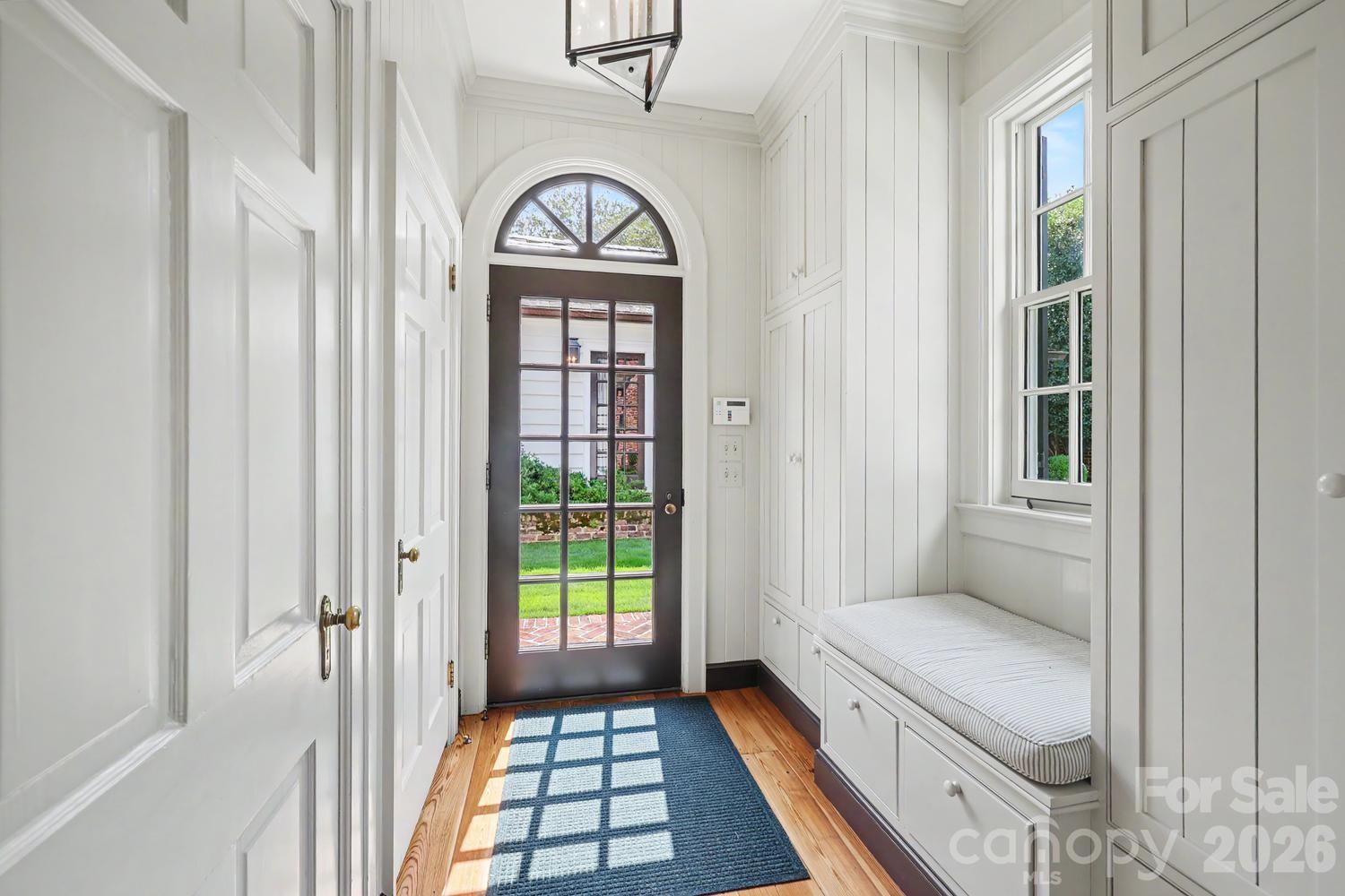 1401 Queens Road W