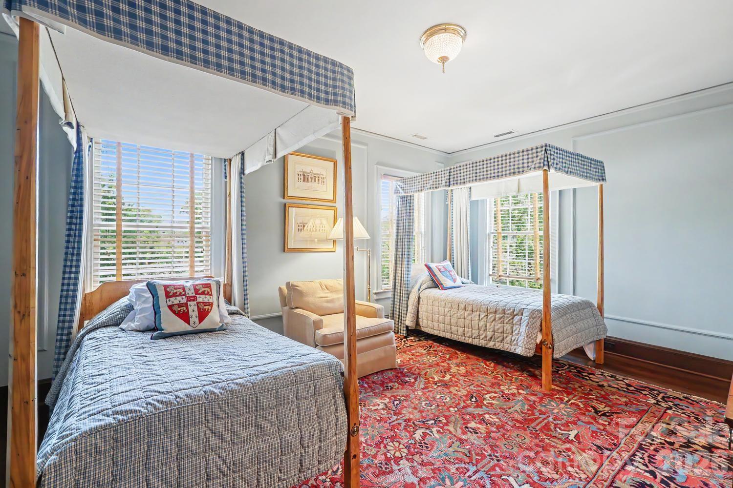 1401 Queens Road W