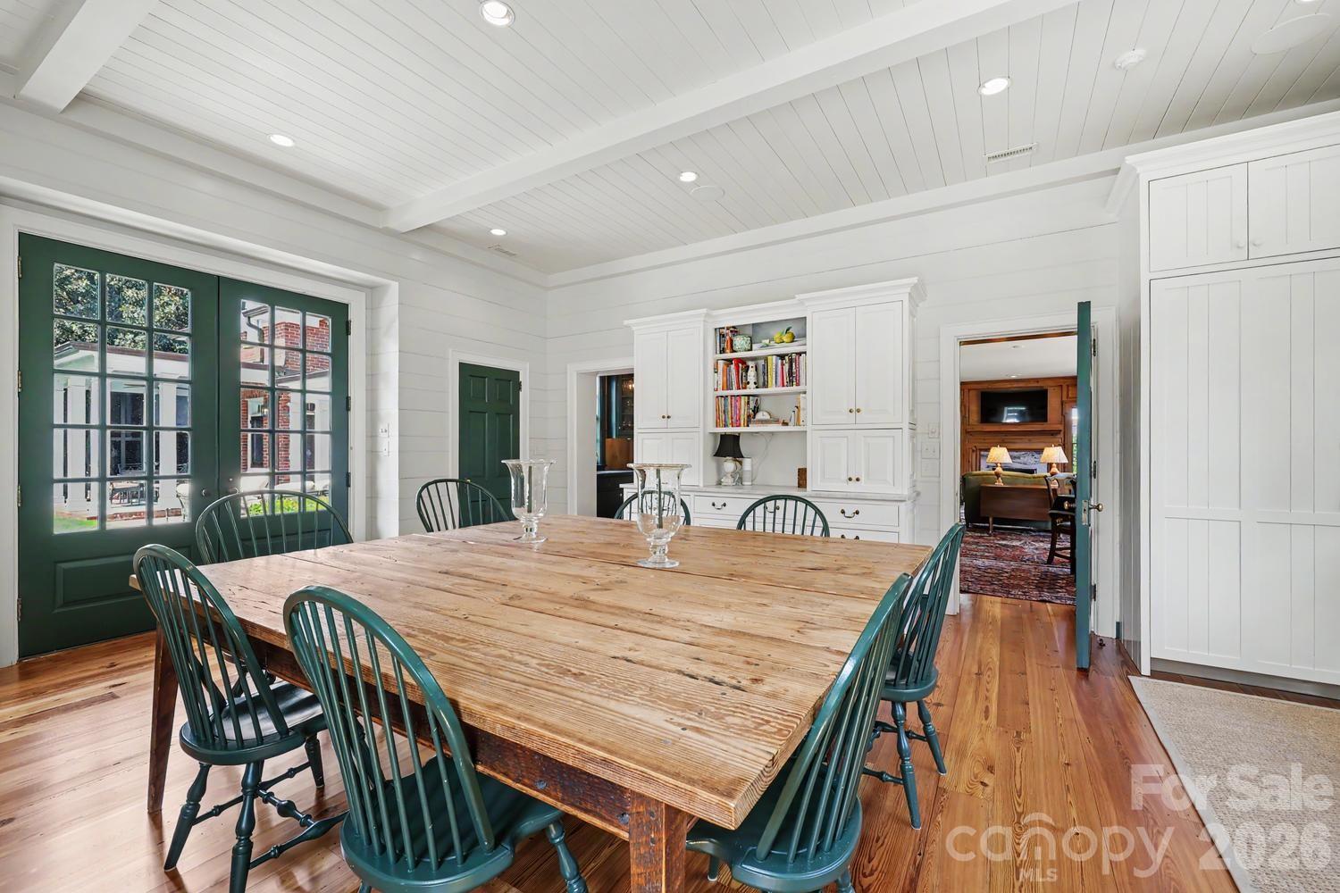 1401 Queens Road W