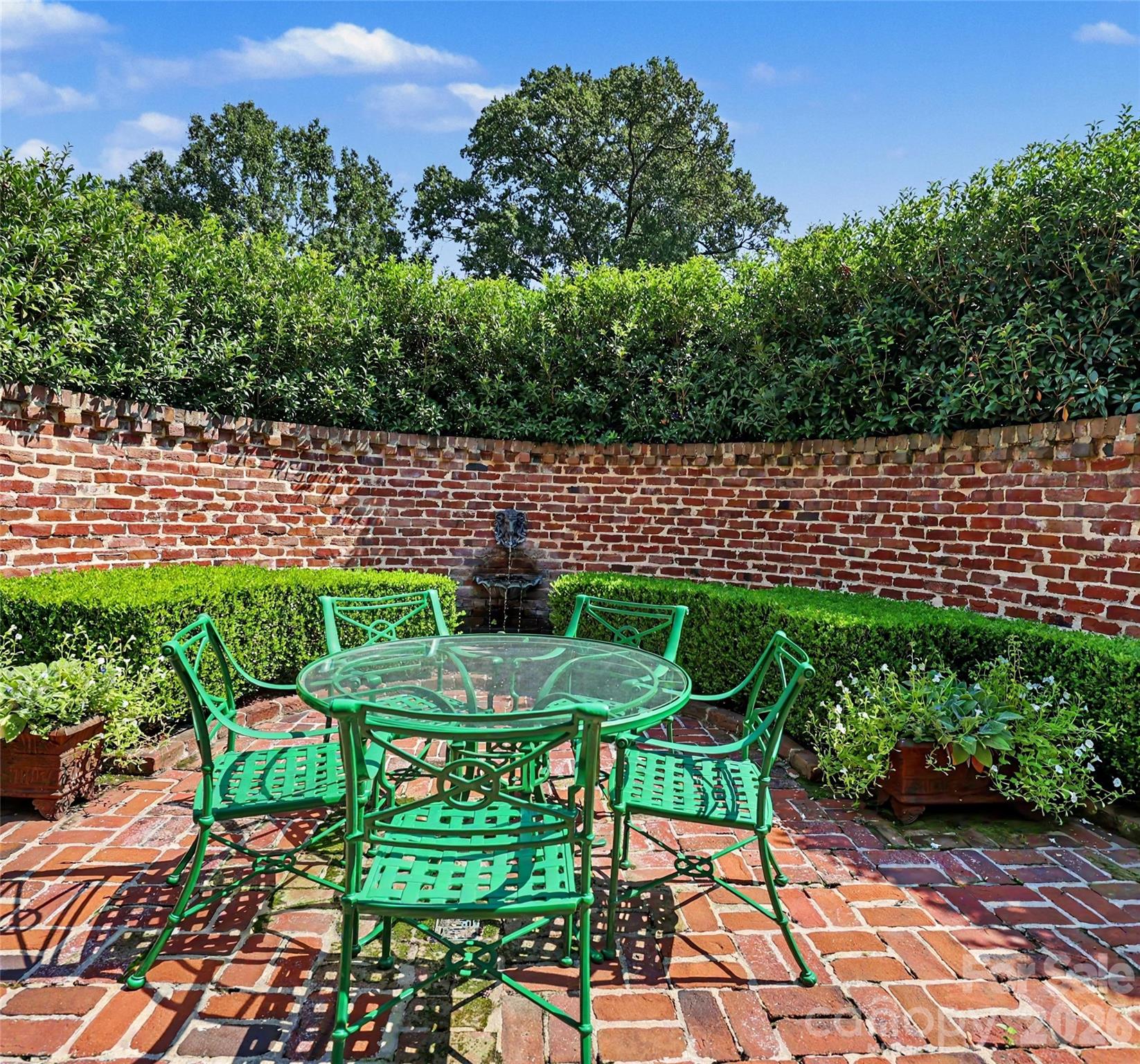 1401 Queens Road W