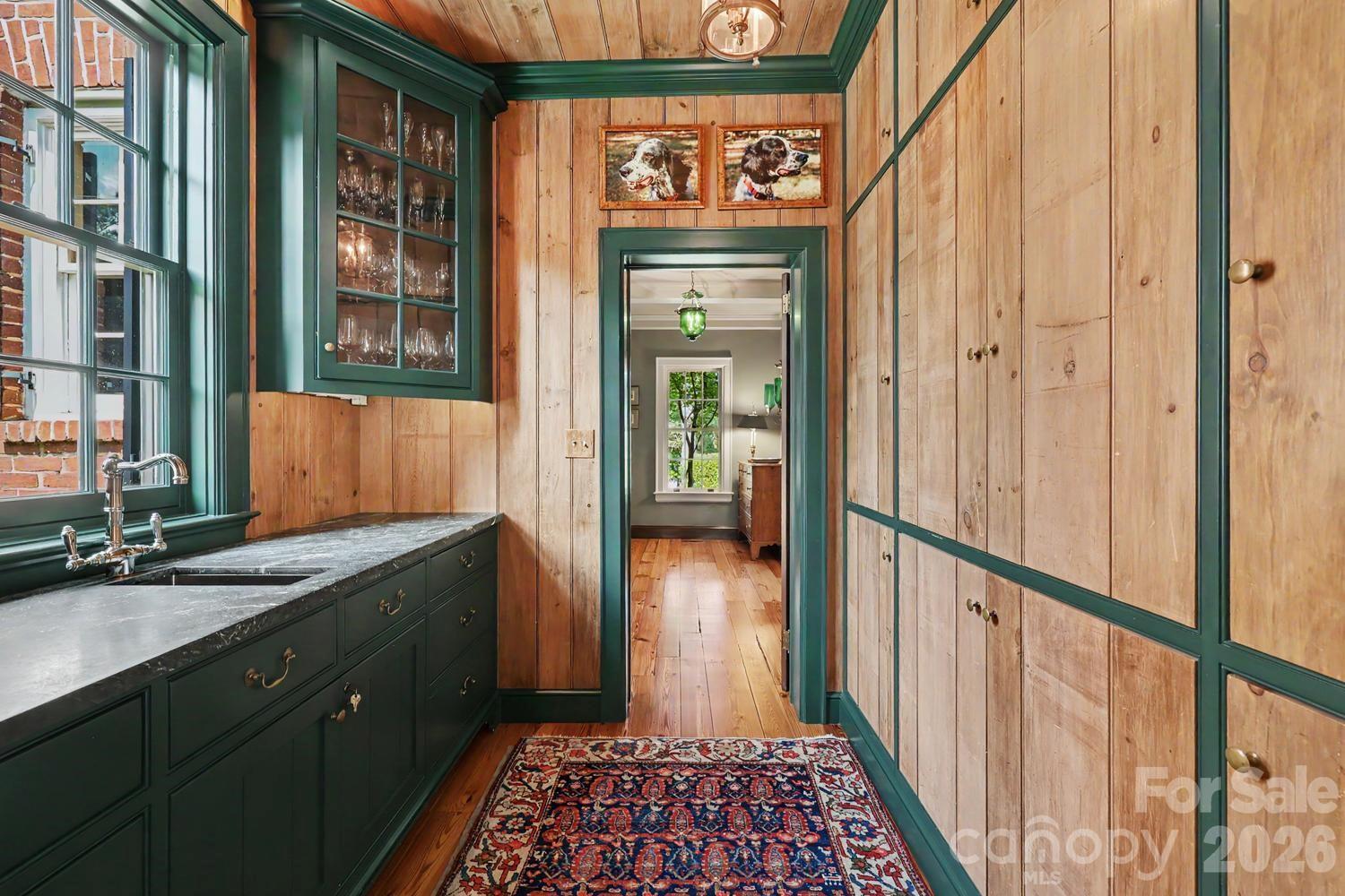 1401 Queens Road W