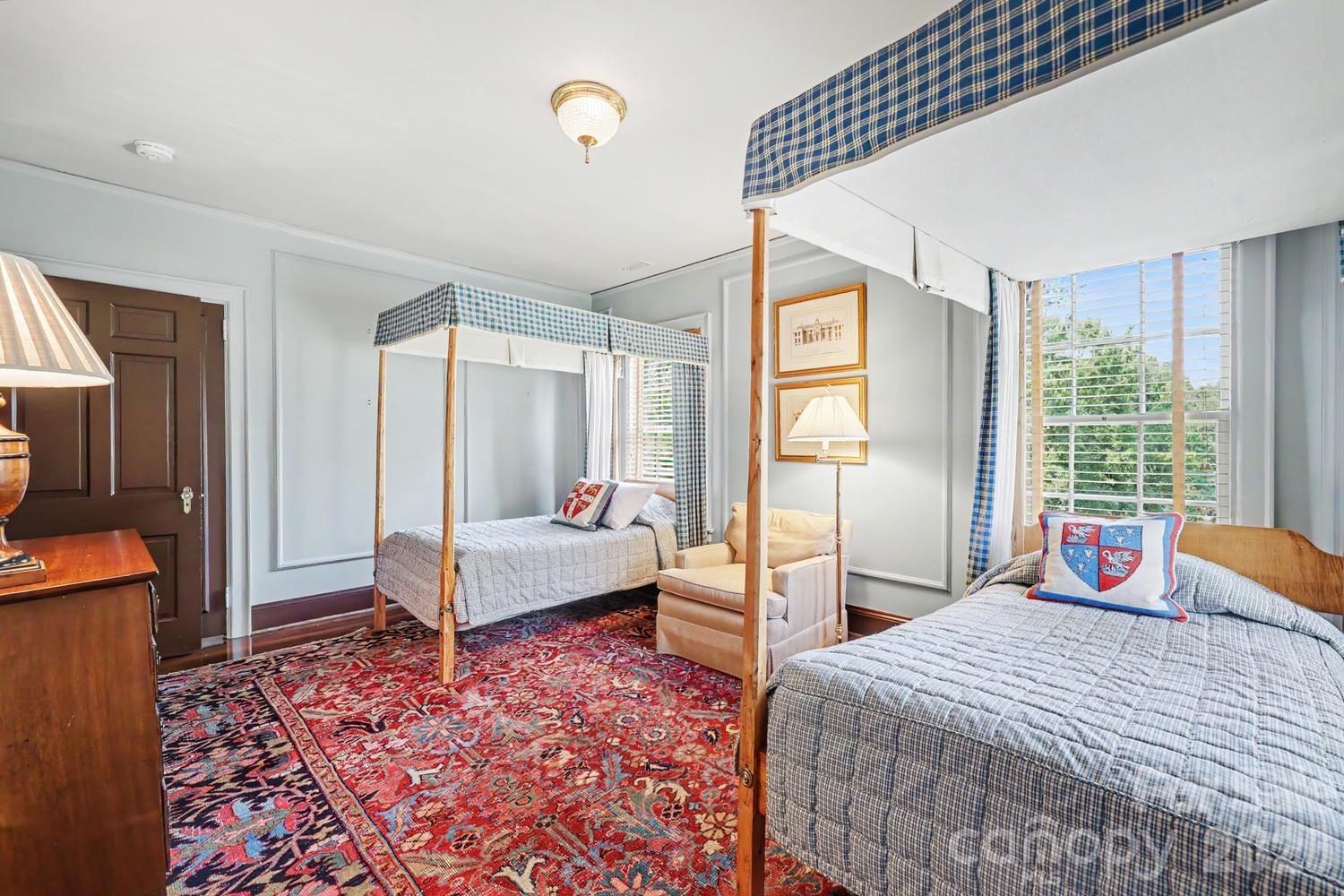 1401 Queens Road W