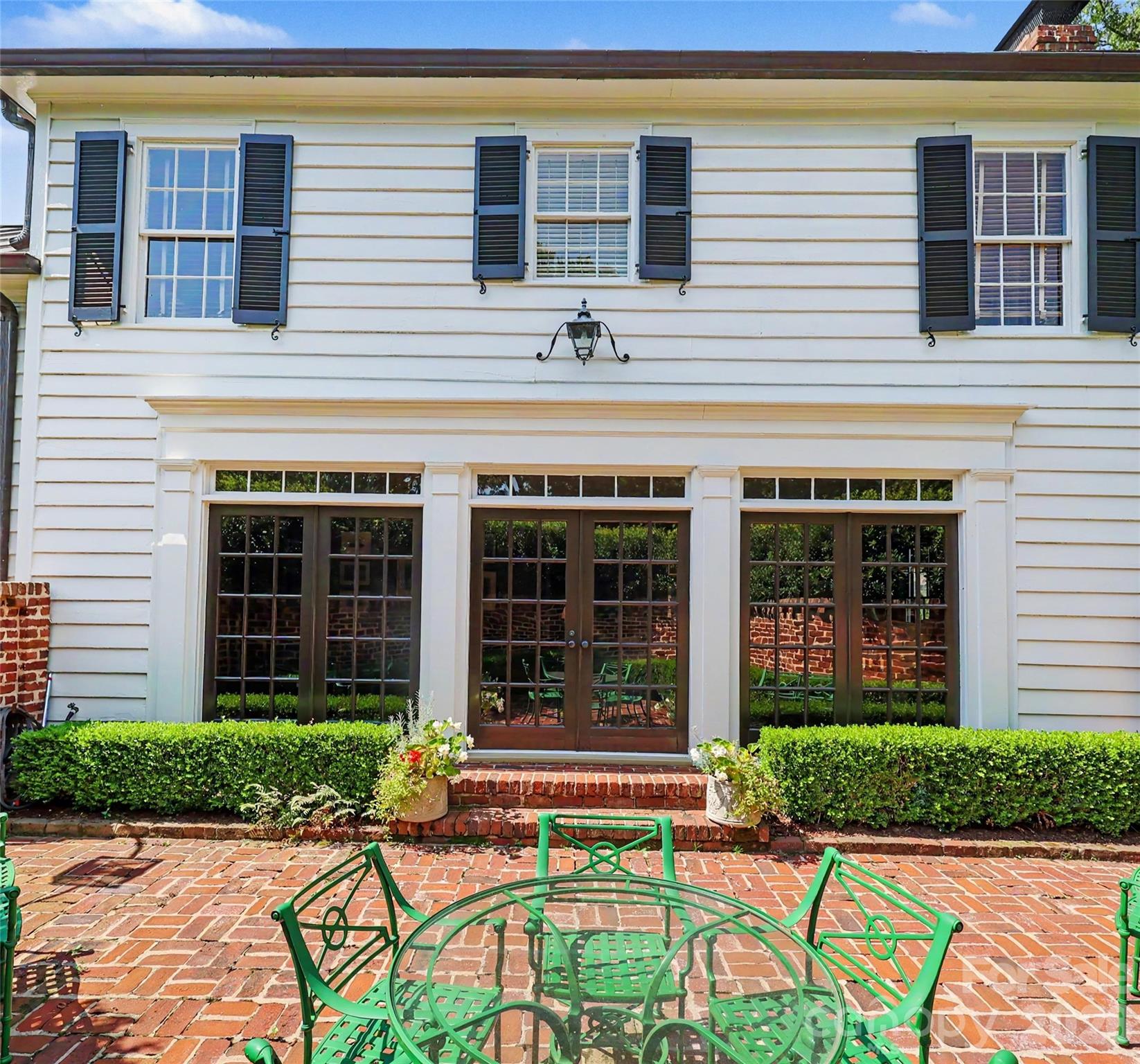 1401 Queens Road W
