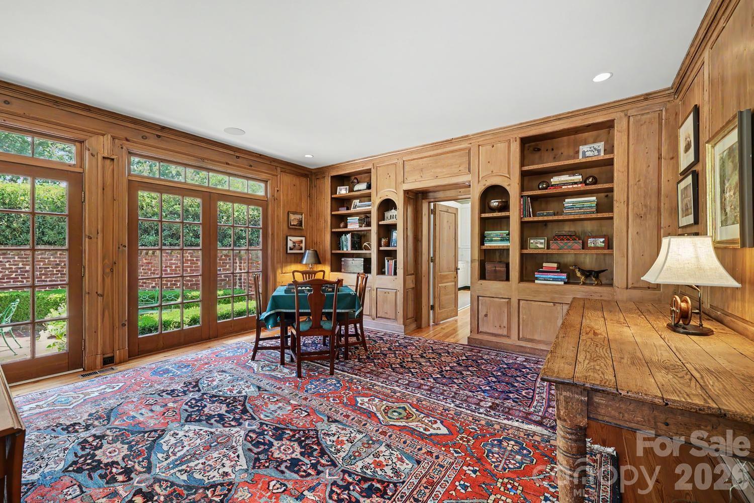 1401 Queens Road W