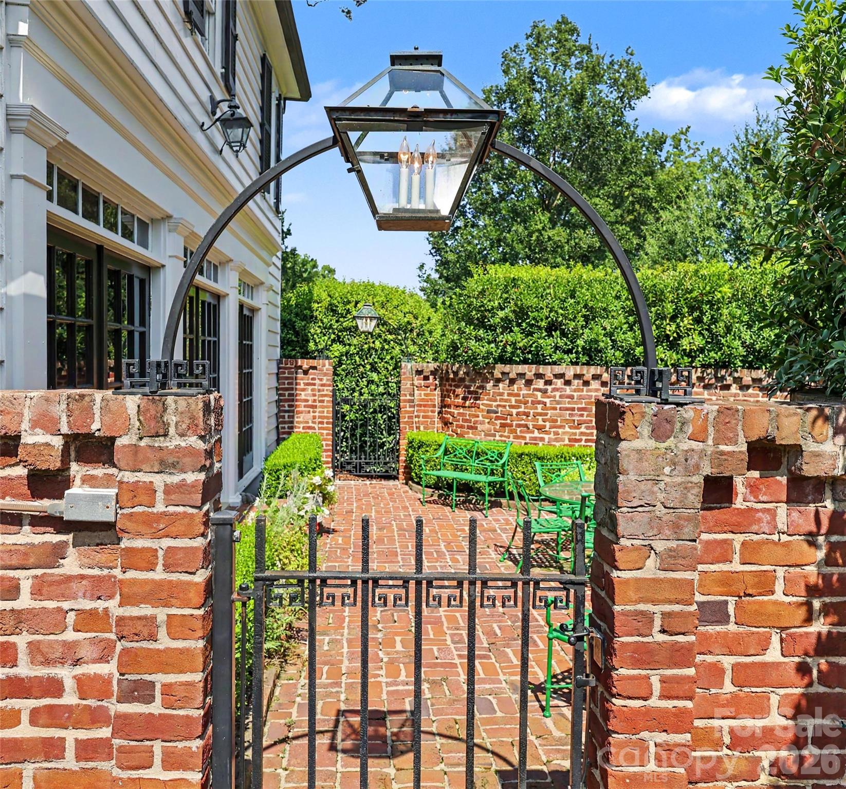 1401 Queens Road W