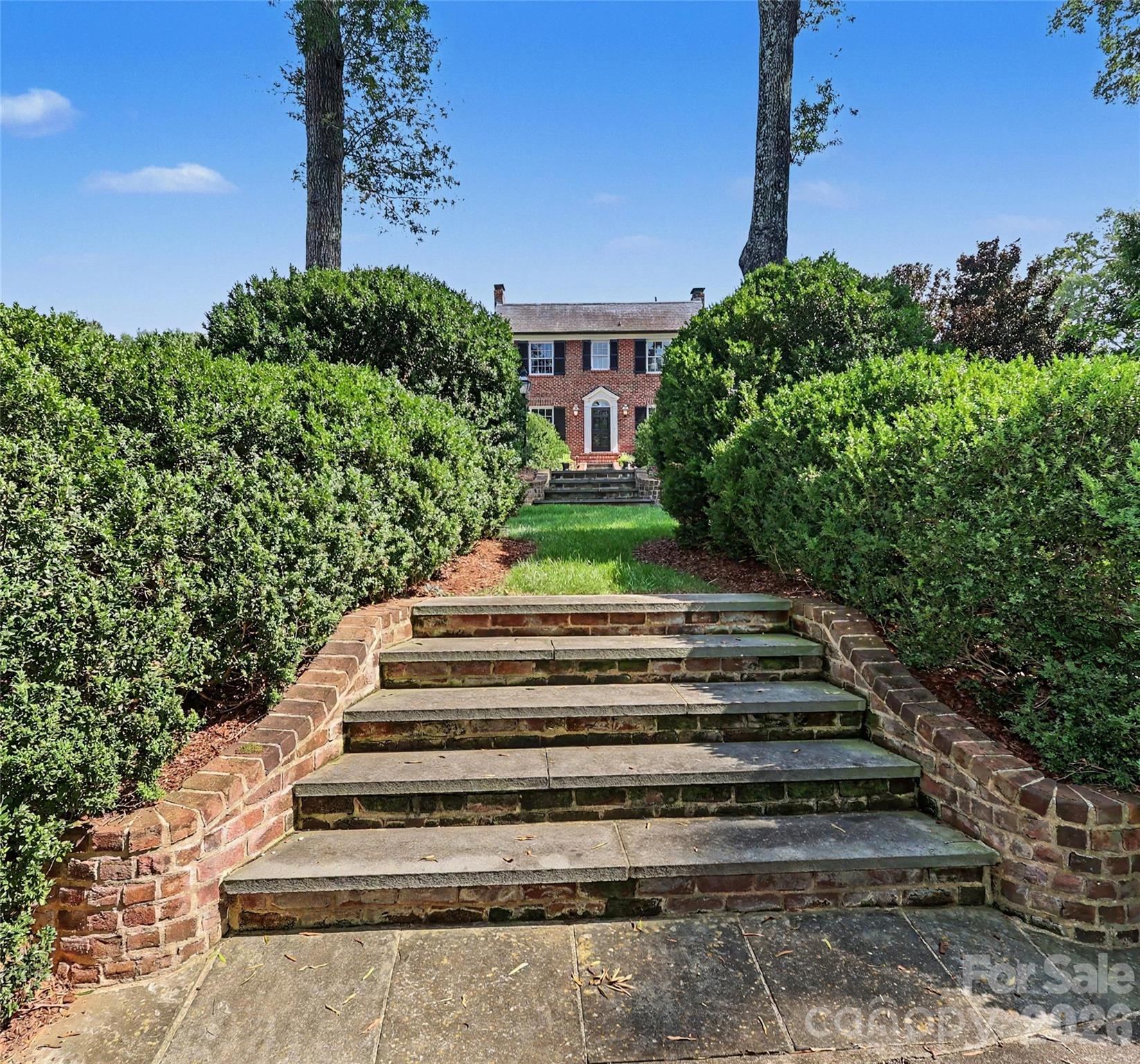 1401 Queens Road W