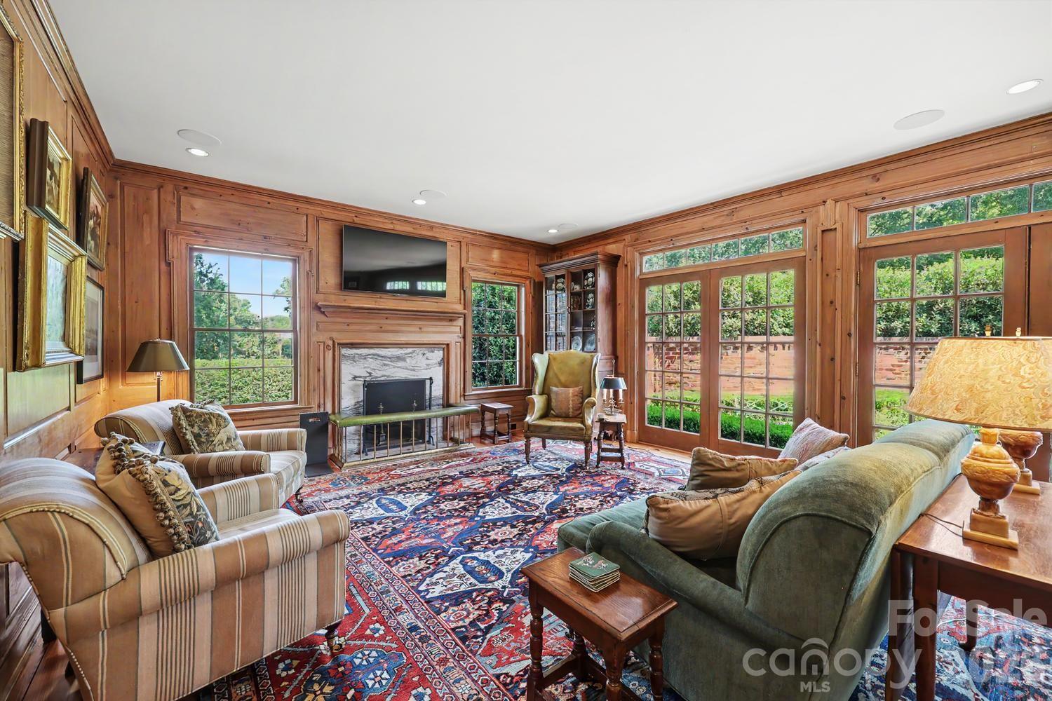 1401 Queens Road W