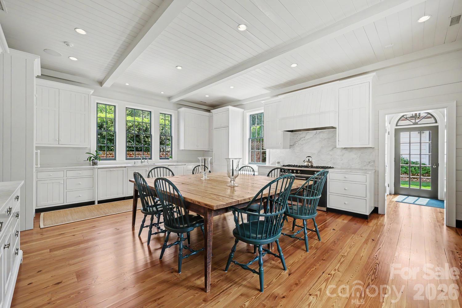 1401 Queens Road W