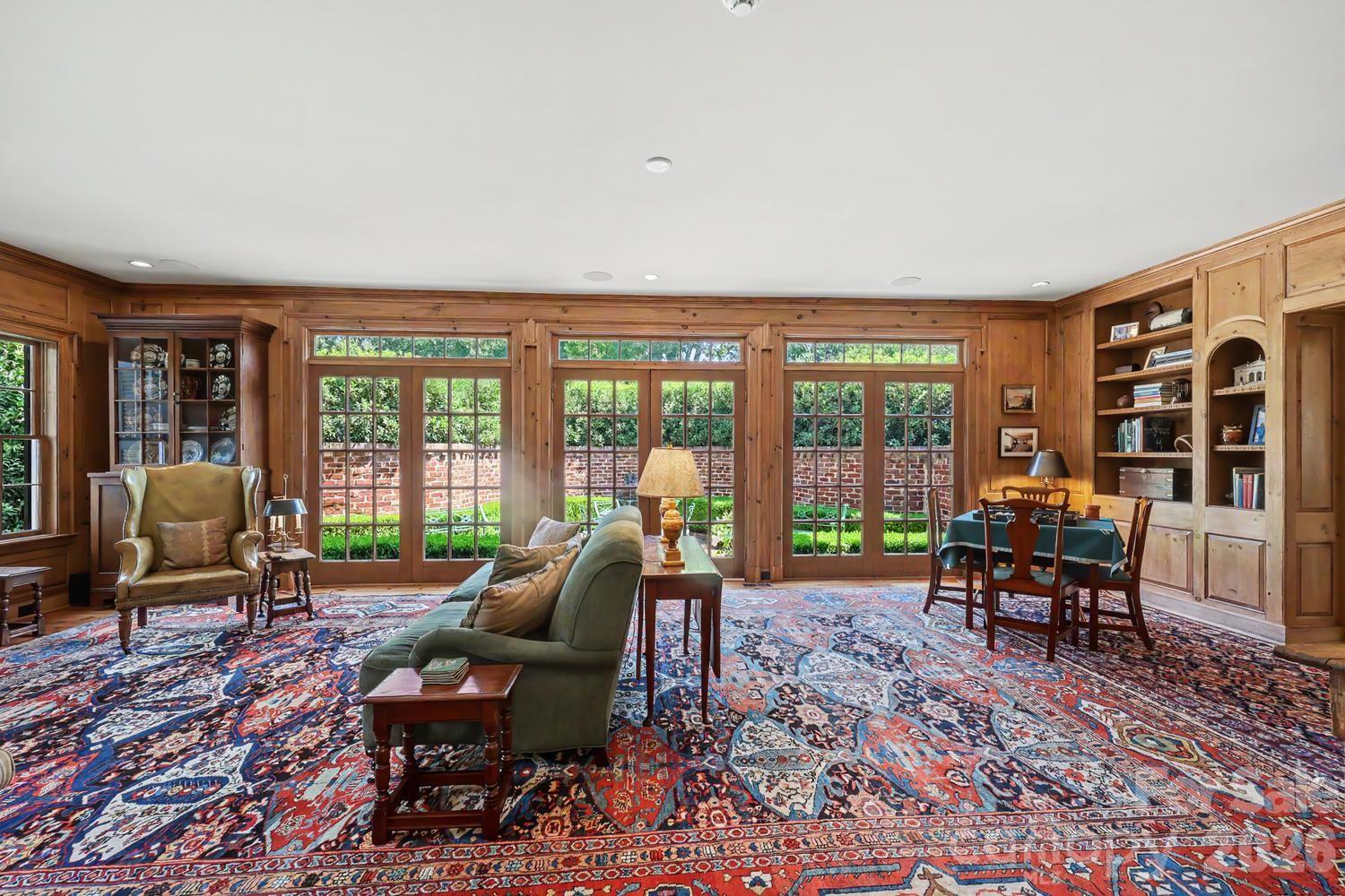 1401 Queens Road W