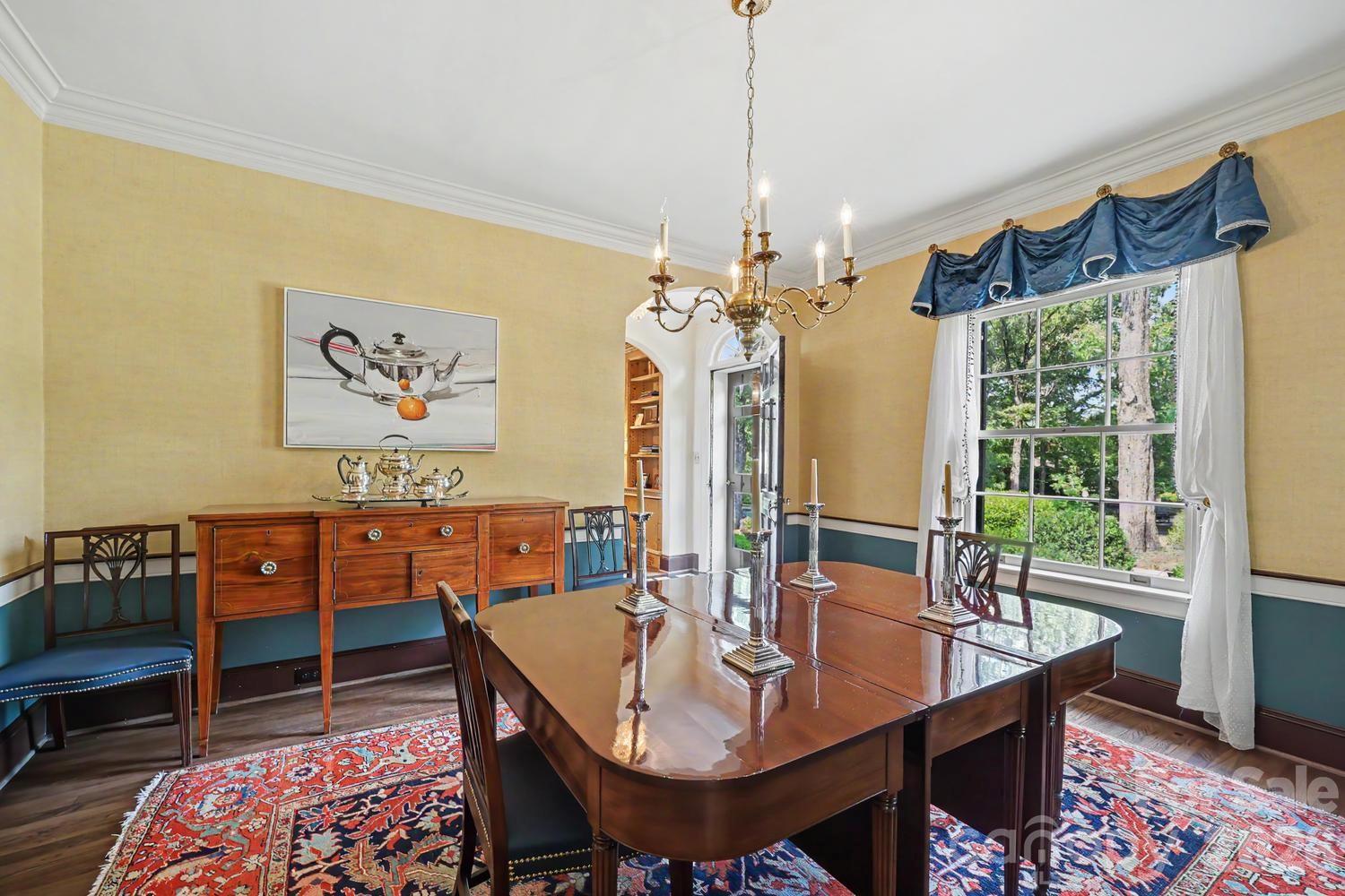 1401 Queens Road W