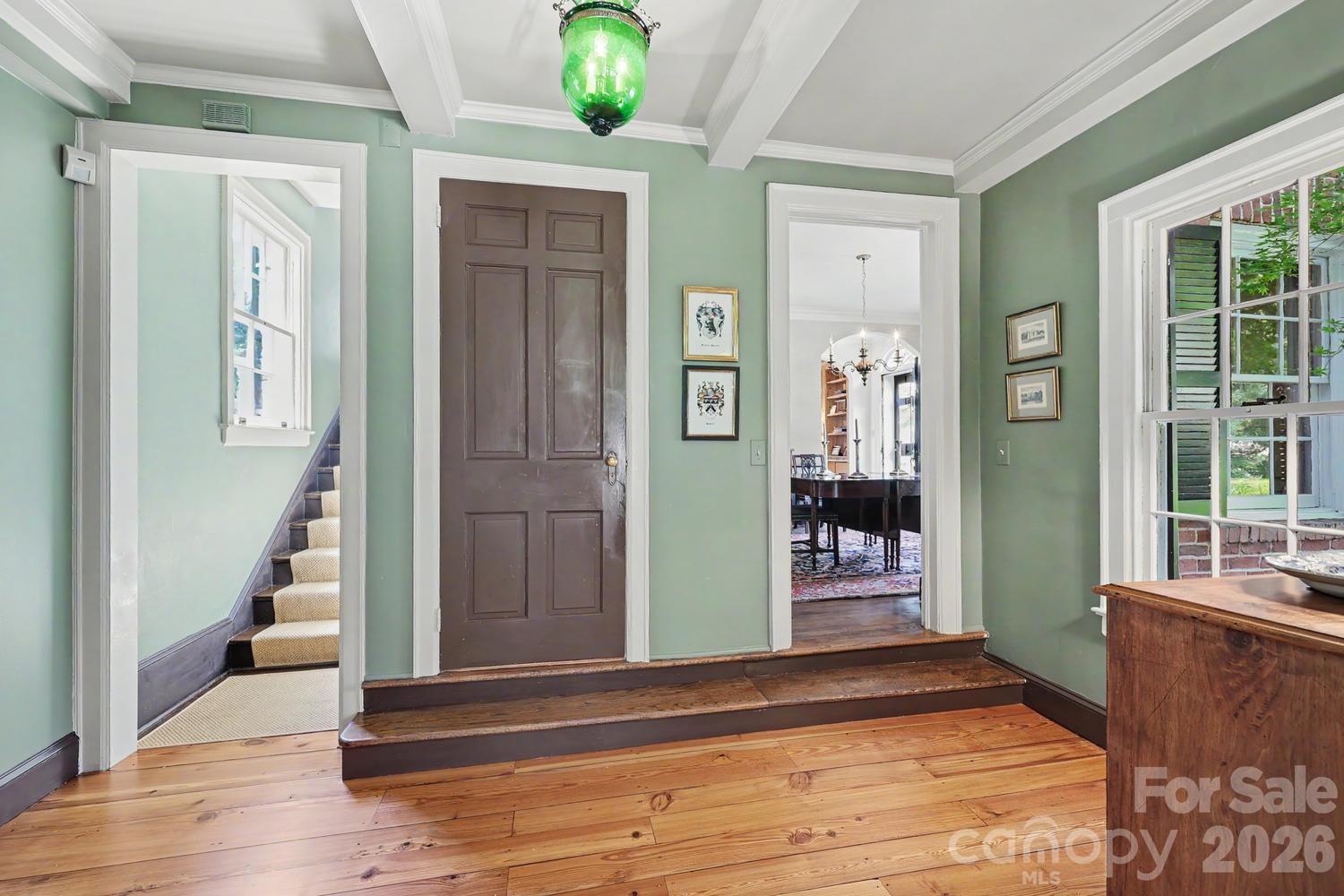 1401 Queens Road W