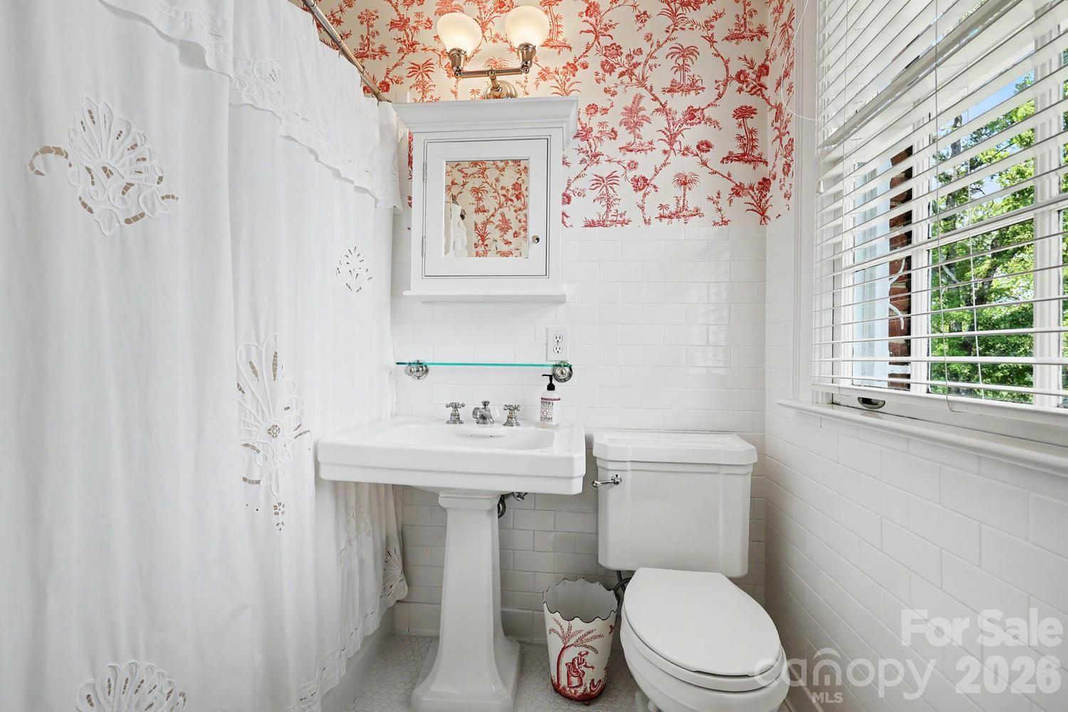 1401 Queens Road W