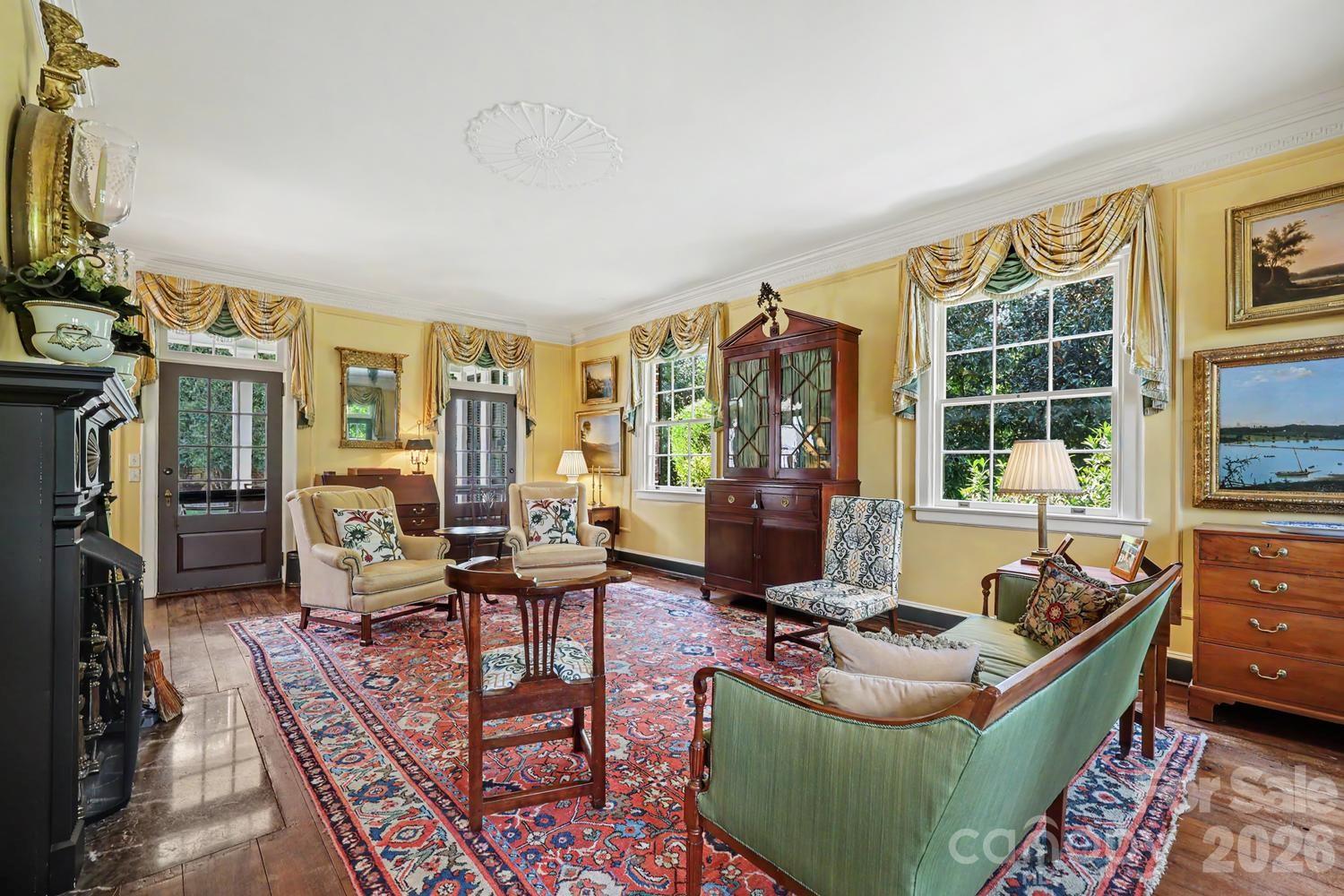 1401 Queens Road W