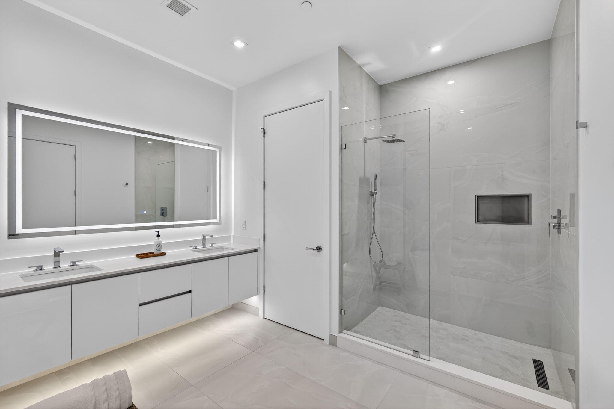 220 Lake Shore Drive 605