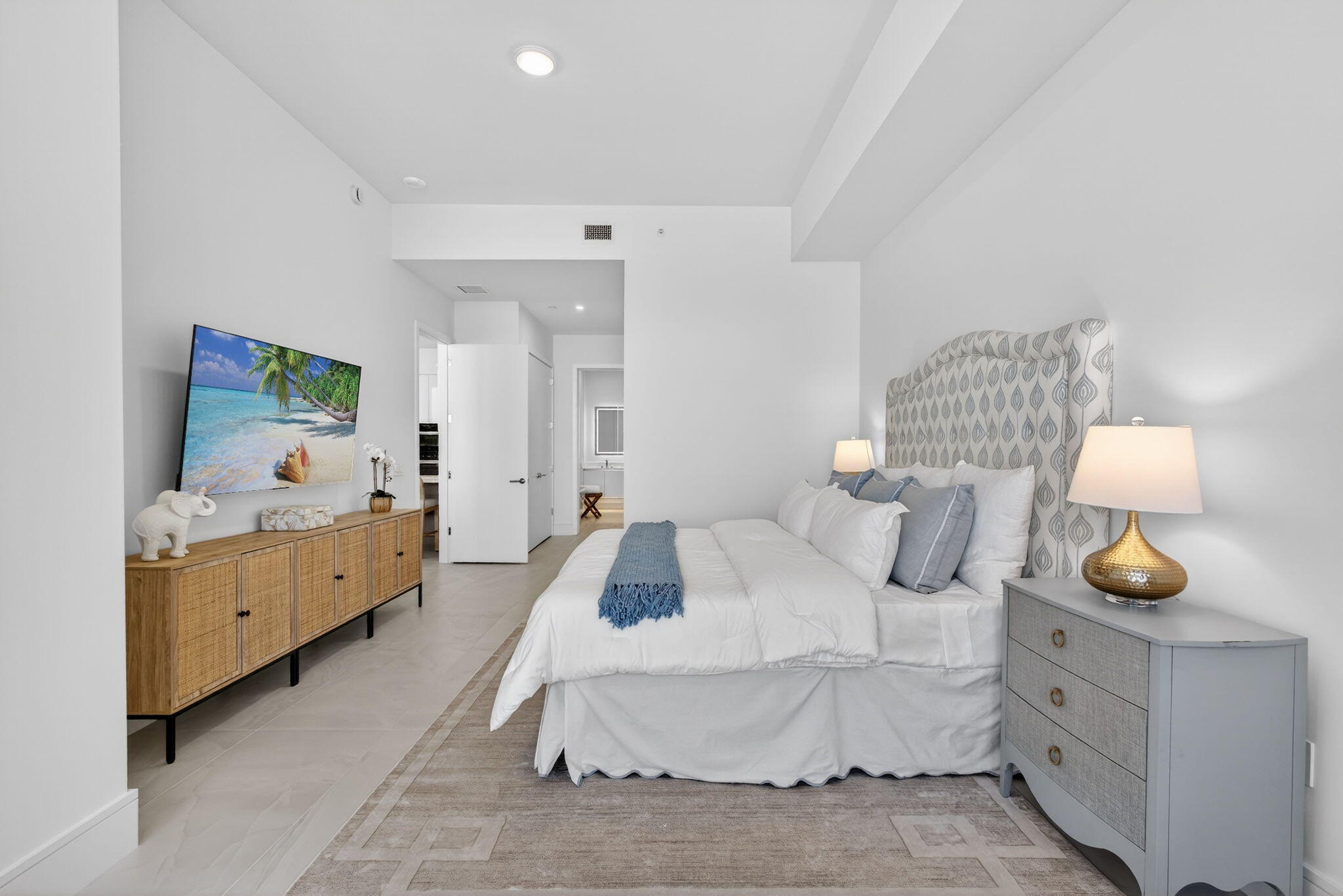220 Lake Shore Drive 605