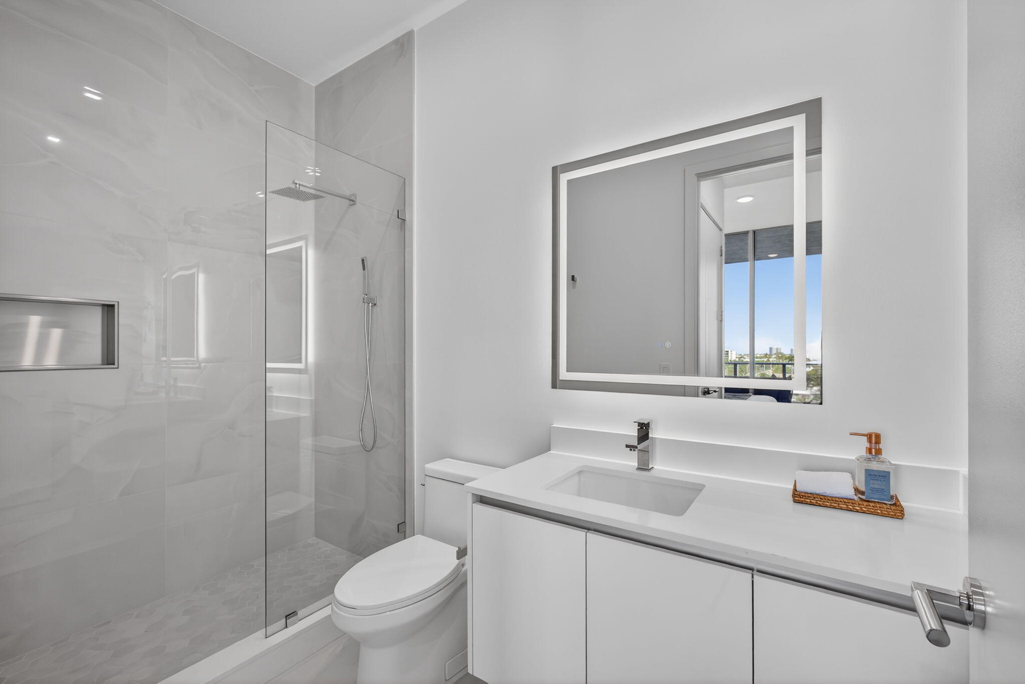 220 Lake Shore Drive 605