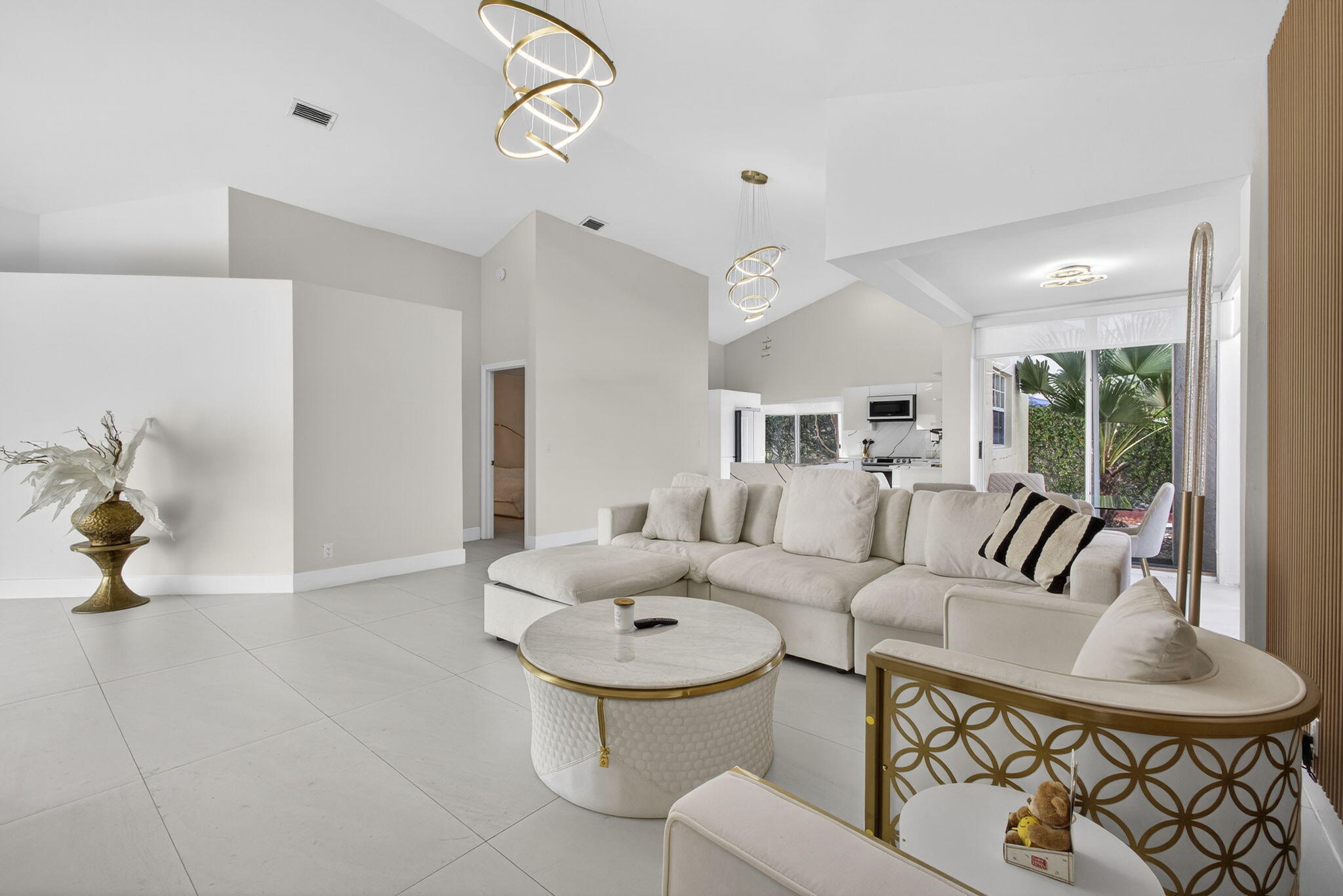 18 SELBY Lane