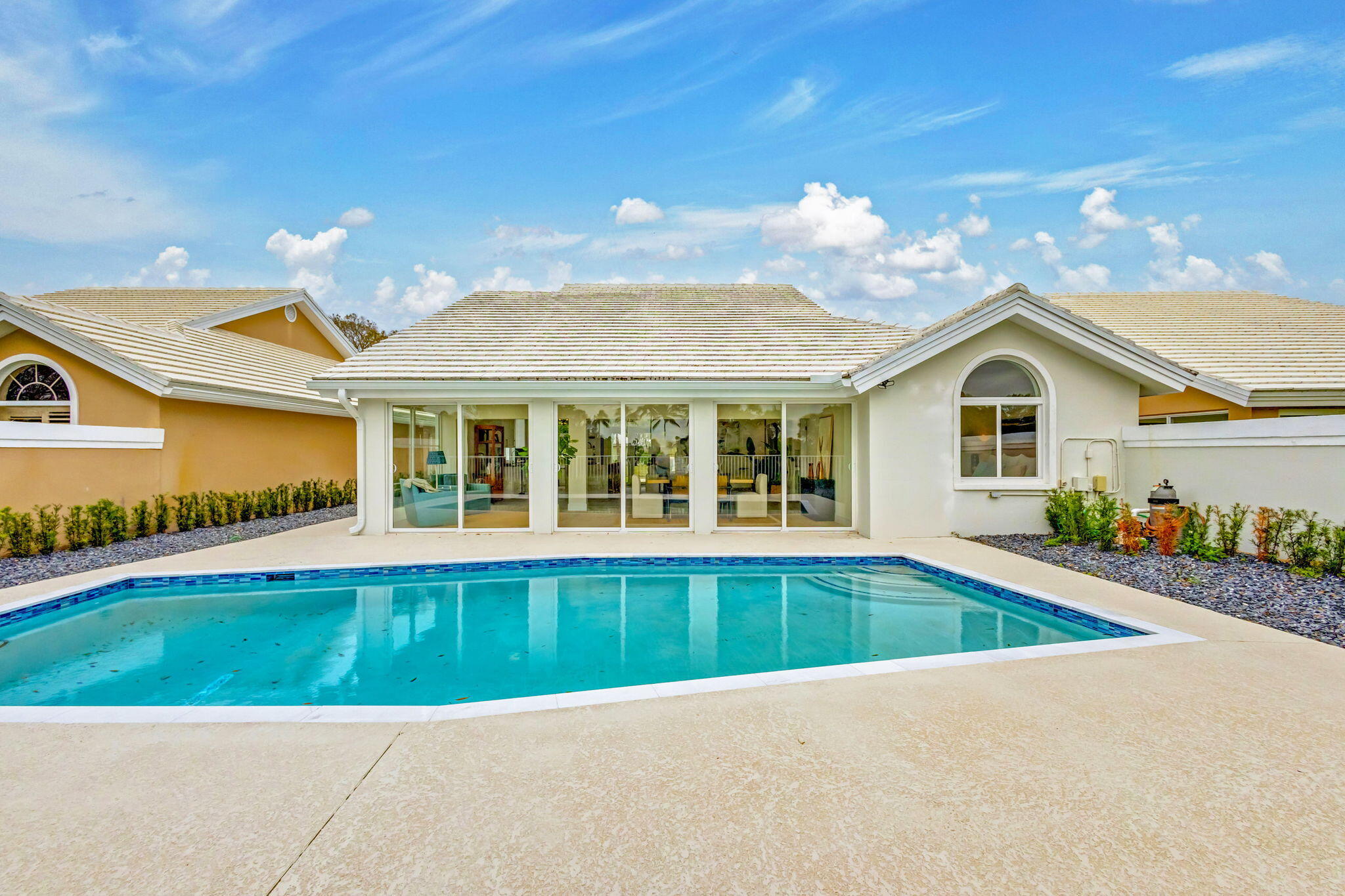 2286 Saratoga Bay Drive