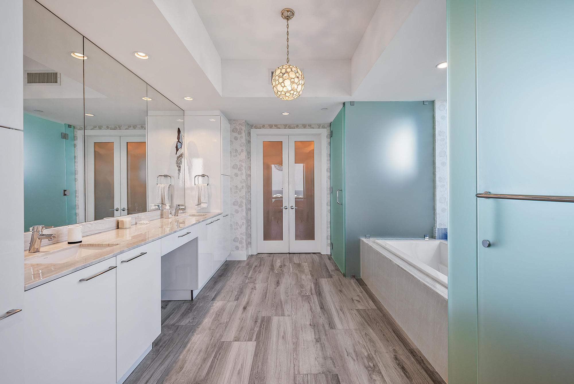 2 Water Club Way 2001