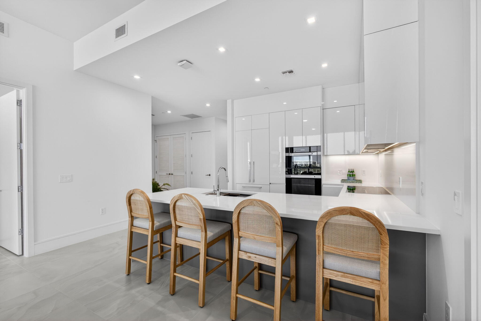 220 Lake Shore Drive 605, Lake Park Unit: 605