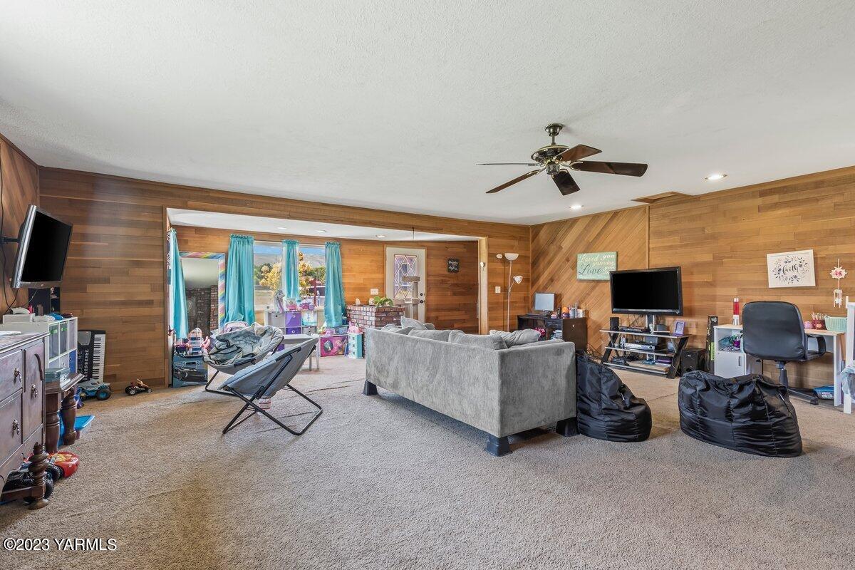 3204 S 79th Ave