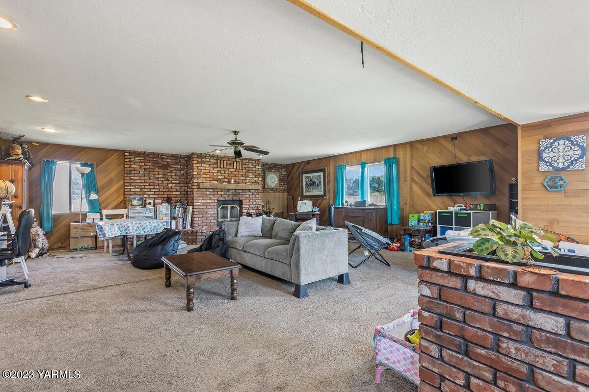 3204 S 79th Ave