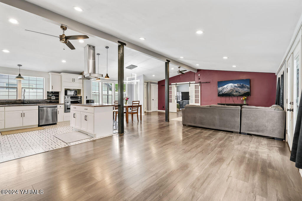 313 S 76th Ave