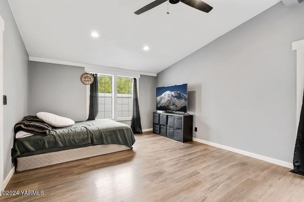 313 S 76th Ave