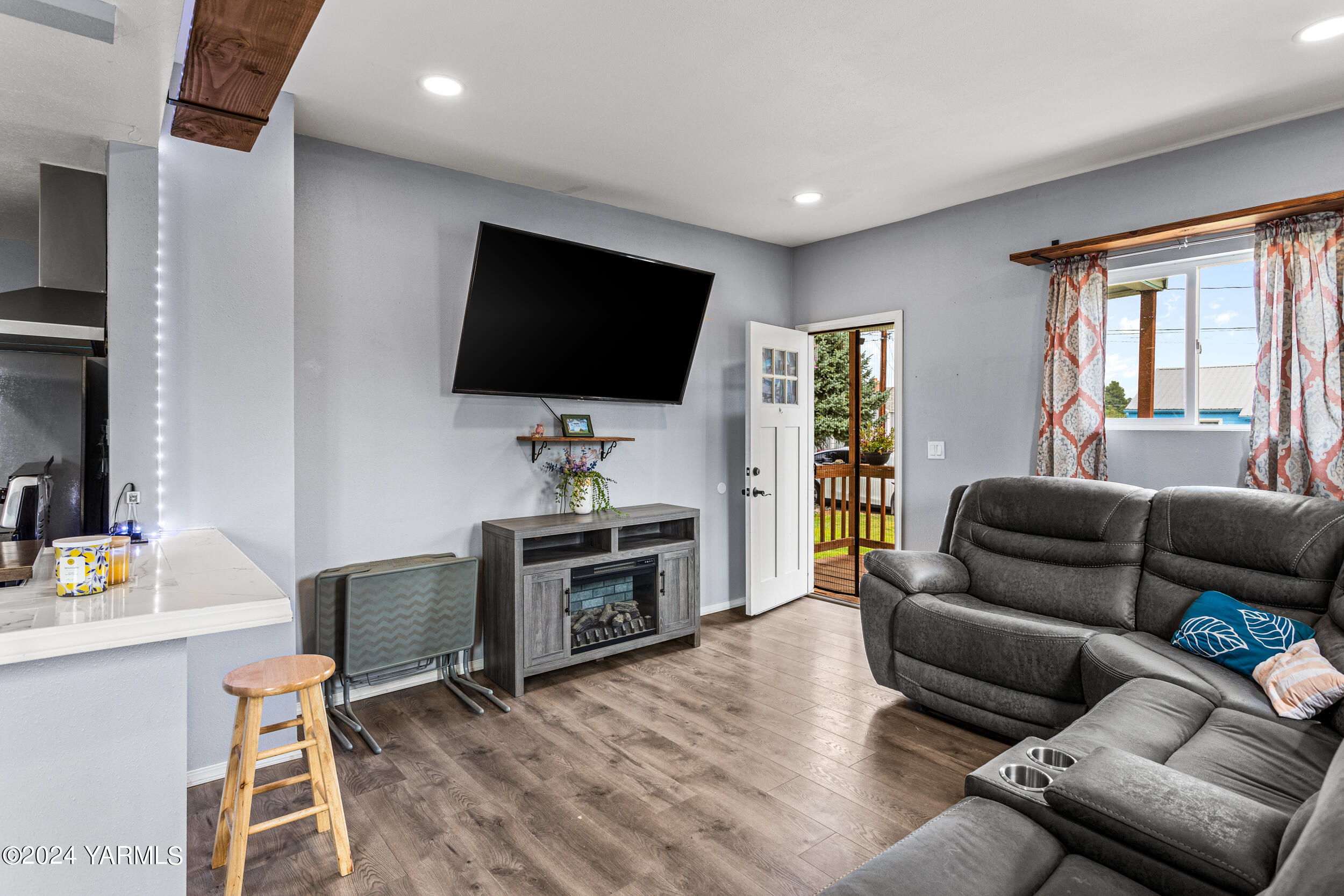 1320 S 14th Ave
