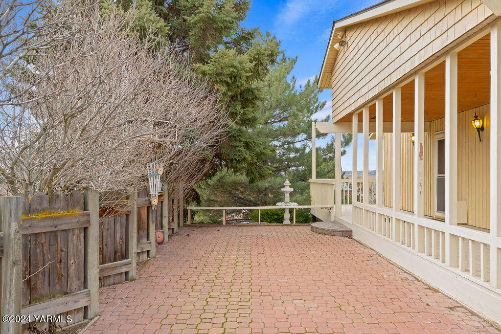 2580 E Selah Rd