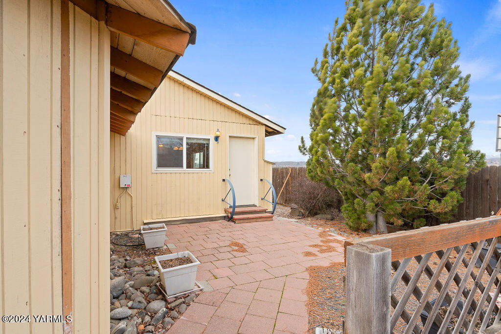 2580 E Selah Rd