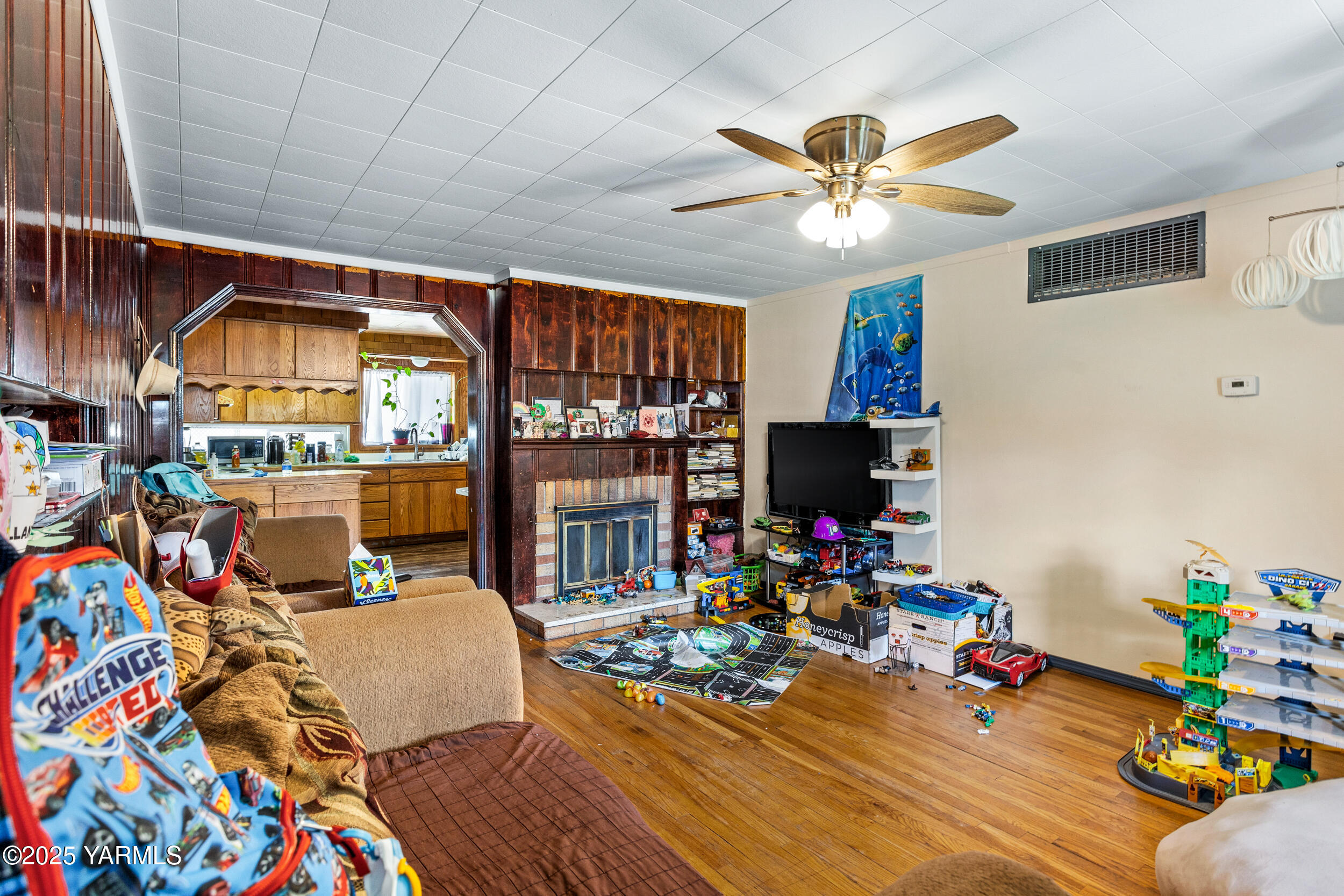 1523 Roosevelt Ave