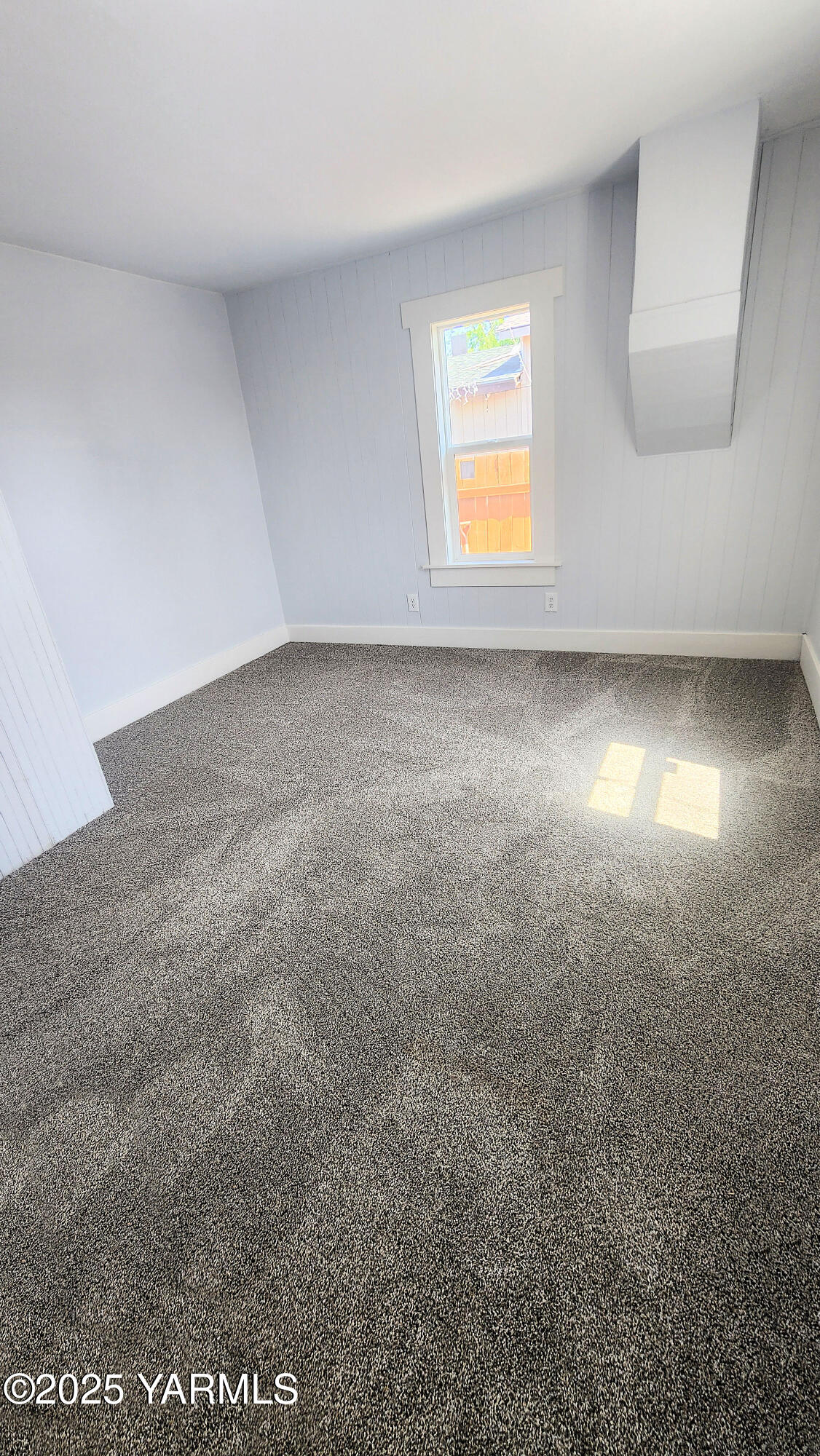 105 W B St