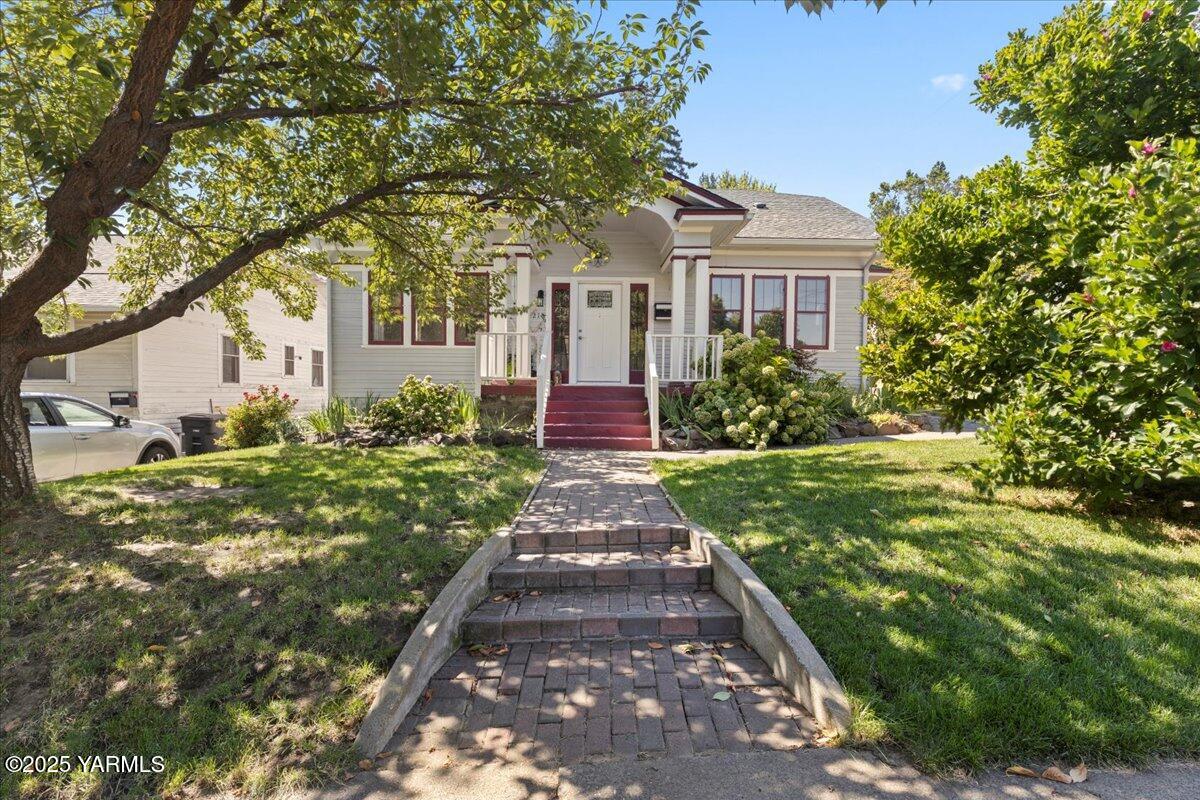 210 S 18th Ave