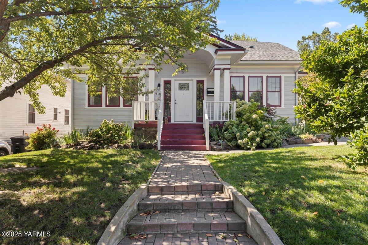 210 S 18th Ave