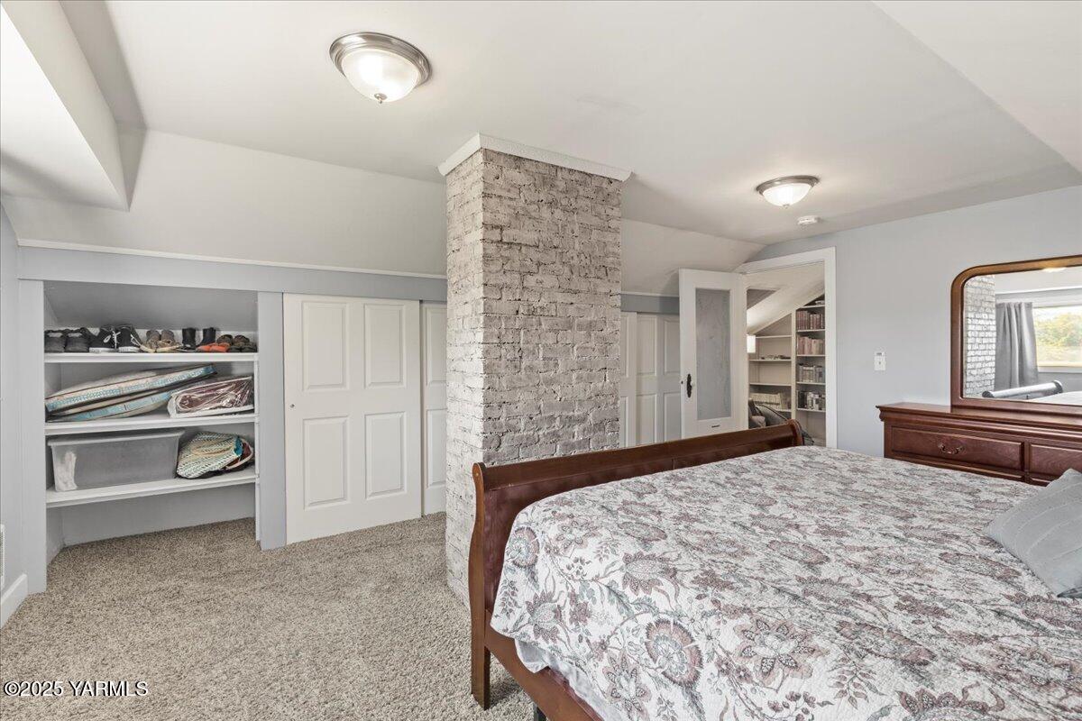 210 S 18th Ave